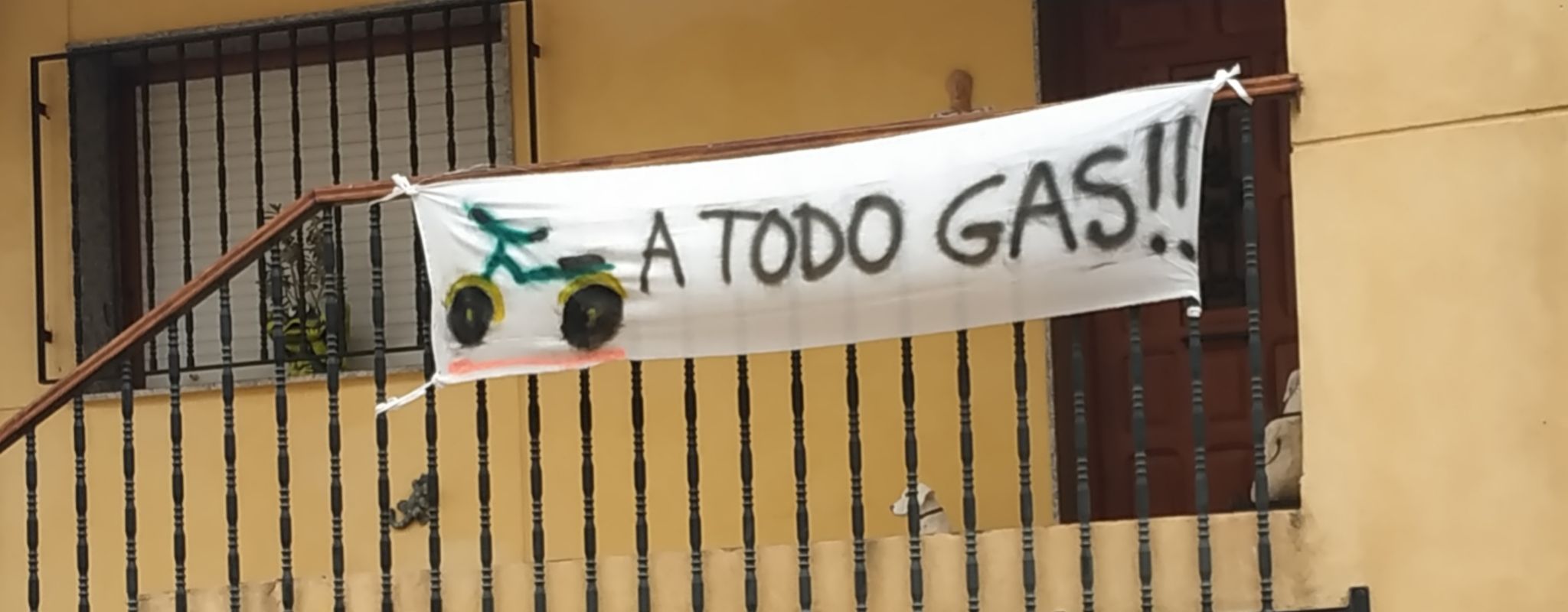 Pancarta de apoyo a Mariano García en una fachada de Cuevas de Reyllo/ Foto: @elultimorunner