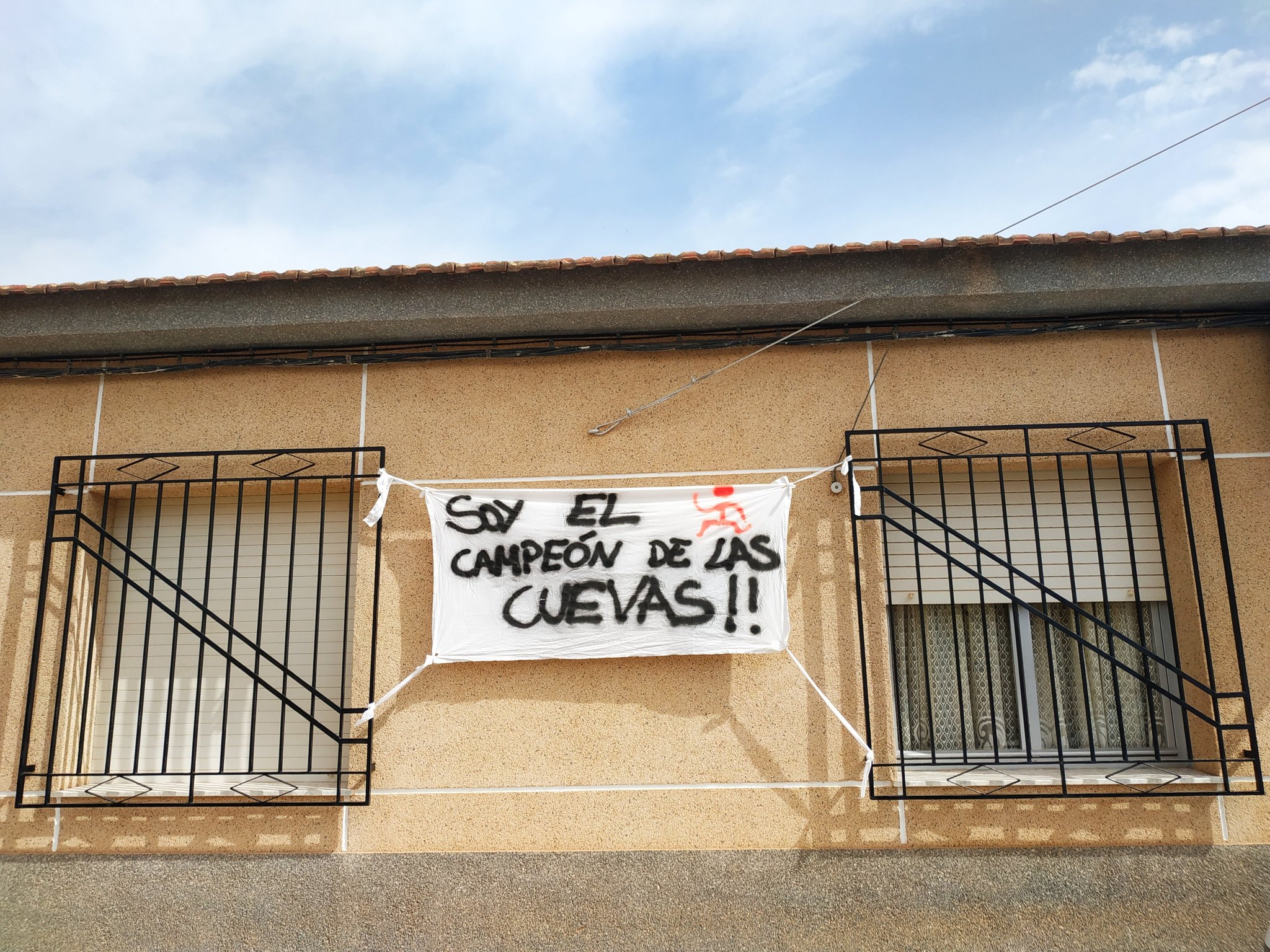 Pancarta de apoyo a Mariano García en una fachada de Cuevas de Reyllo/ Foto: @elultimorunner