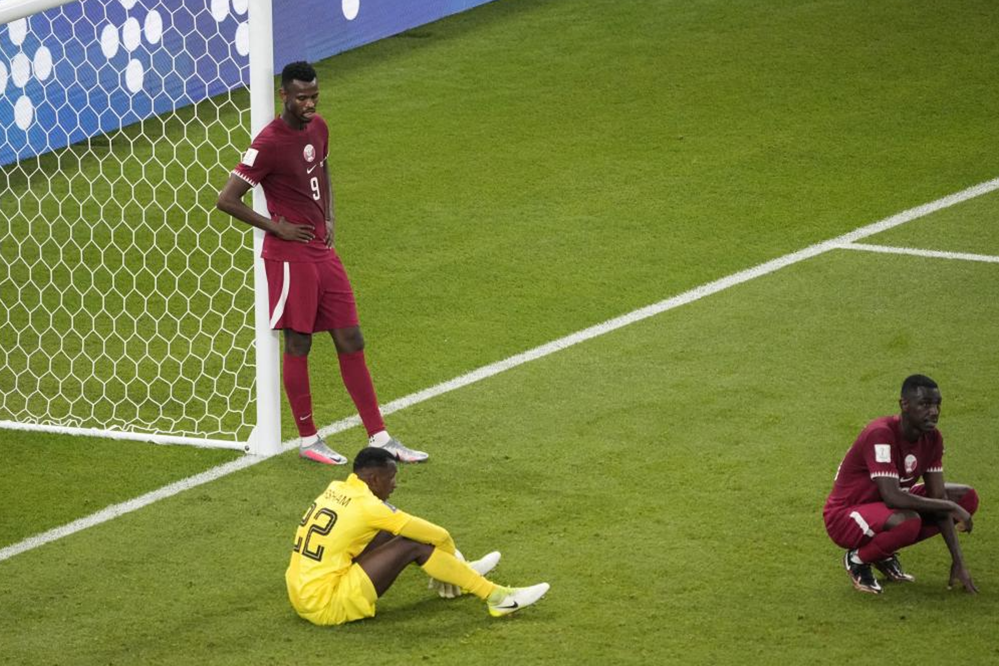 Los jugadores de la selección de Qatar se lamentan en el encuentro ante Senegal.