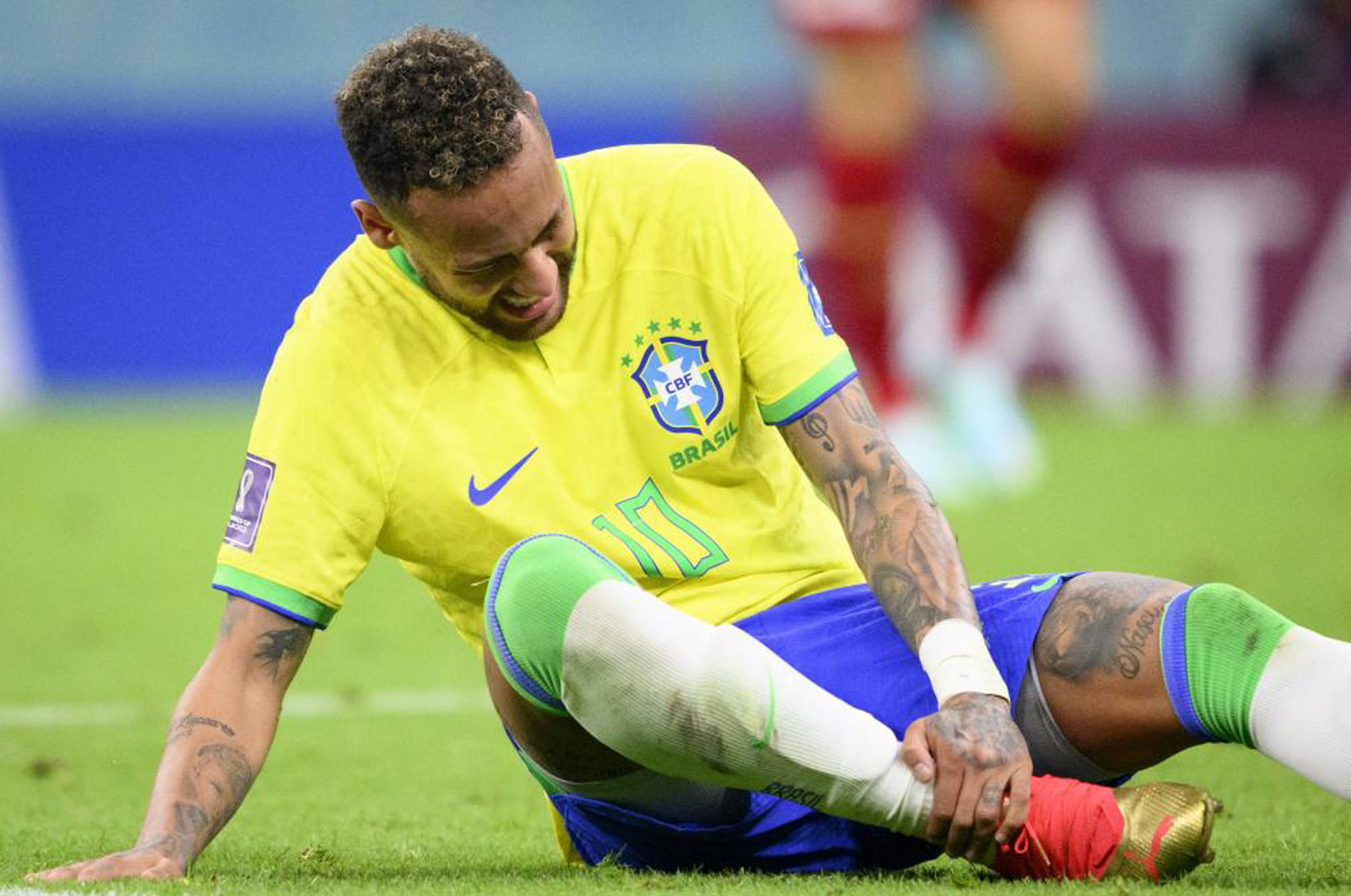 Neymar, tras caer lesionado ante Serbia.