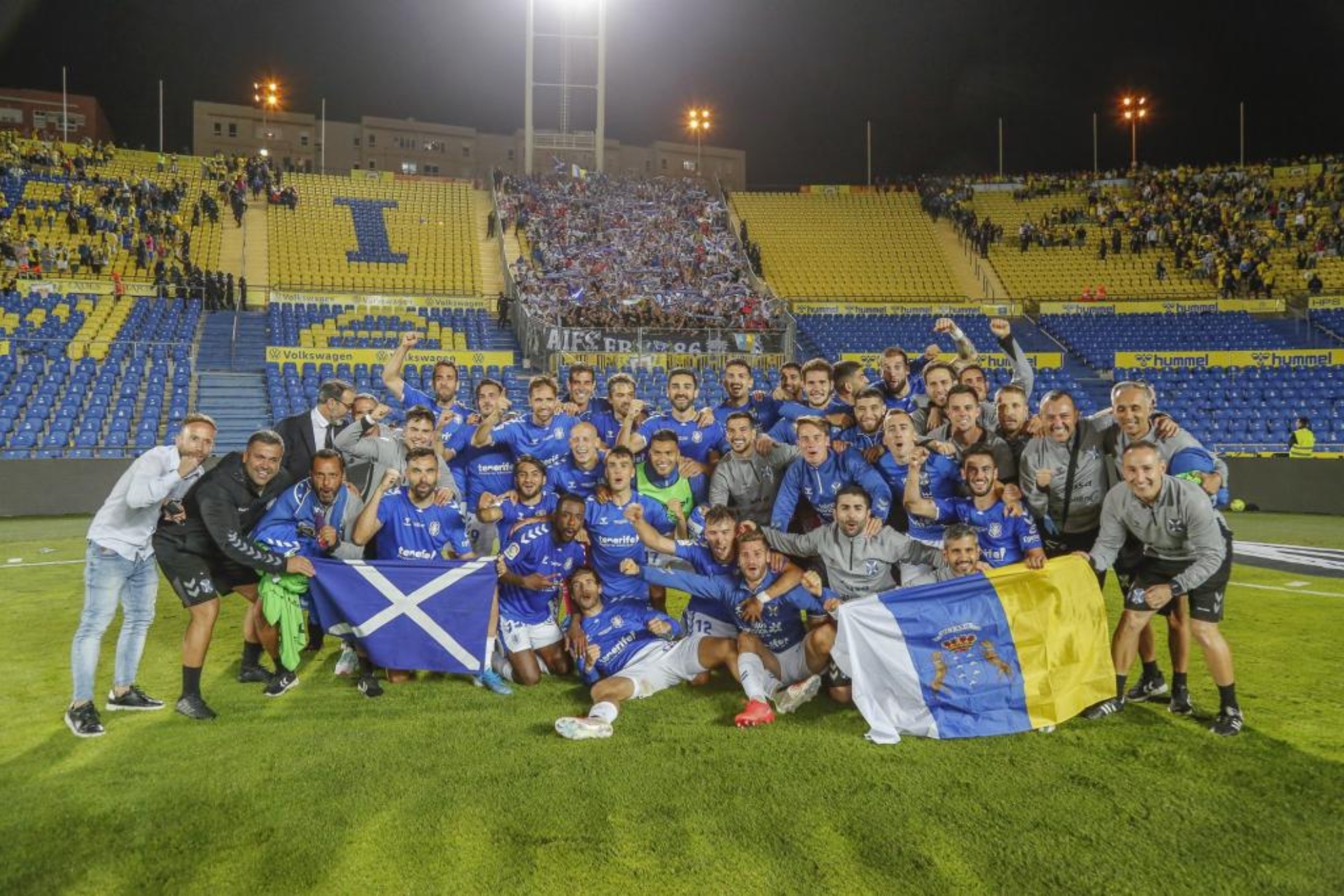 Los jugadores del Tenerife posan sobre el verde del Gran Canaria tras eliminar a Las Palmas del 'playoffs' de ascenso en junio de 2022.
