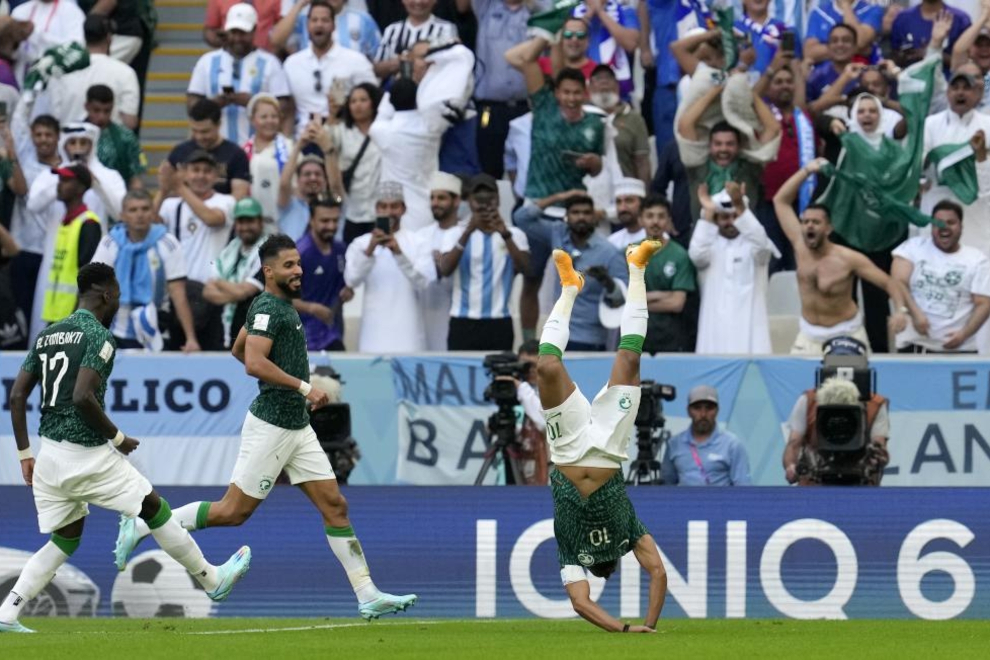 Los jugadores de Arabia Saudí celebran un gol ante Argentina.