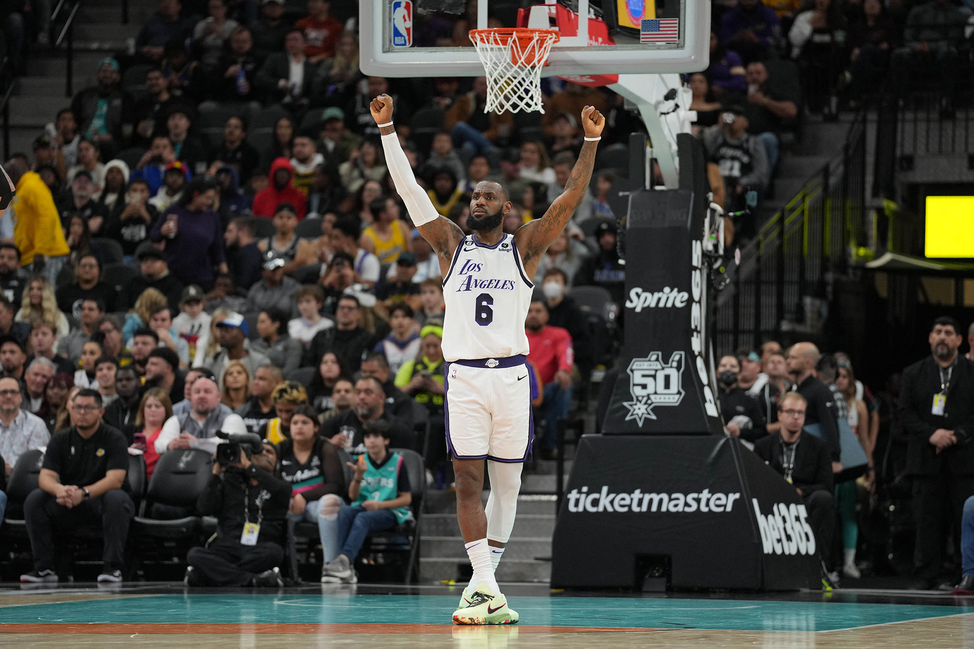 LeBron James regresa en el triunfo de los Lakers ante Spurs. Reuters