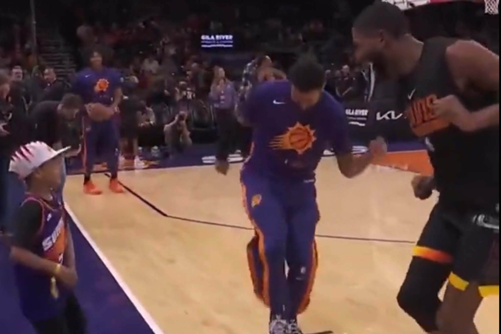 Por cosas como esta, la NBA es lo más grande: baile viral de los Suns con un joven aficionado