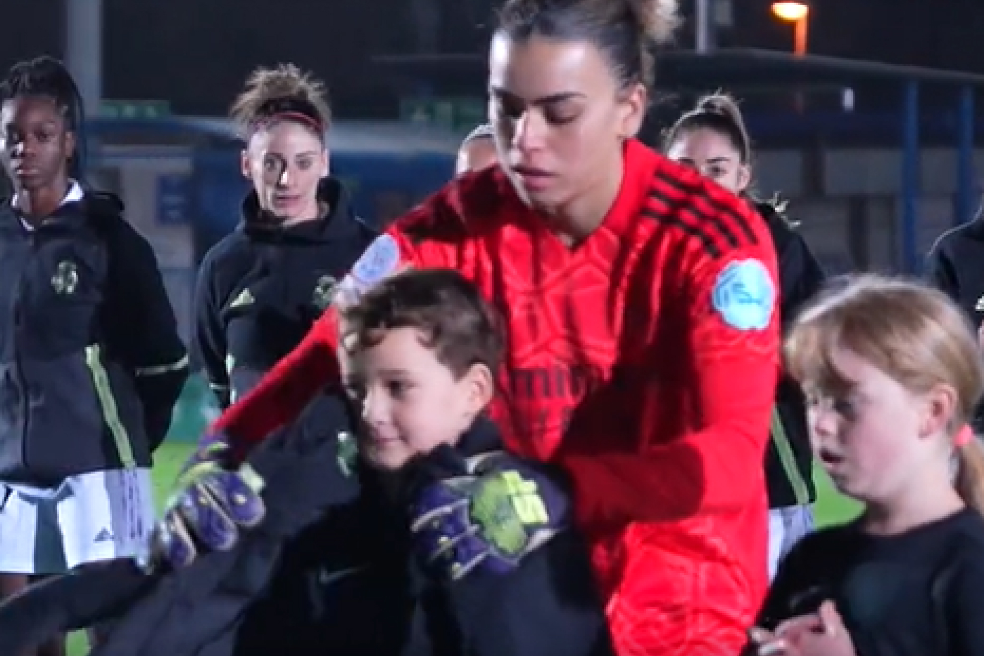 El increíble gesto de Misa con un niño en la Champions Femenina: el chico pasa frío y la portera le da su chaqueta