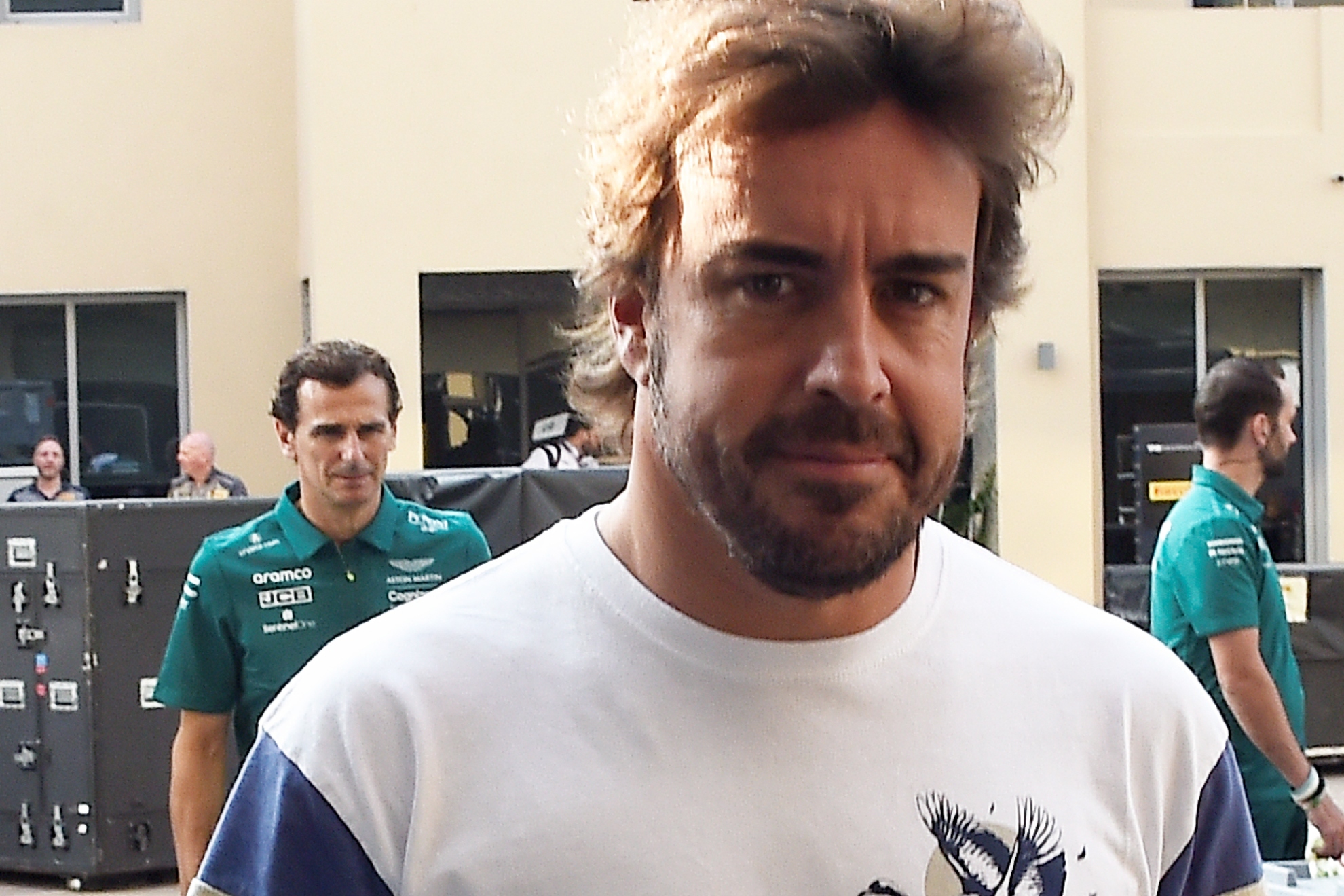 Alonso, con Pedro de la Rosa detrás.