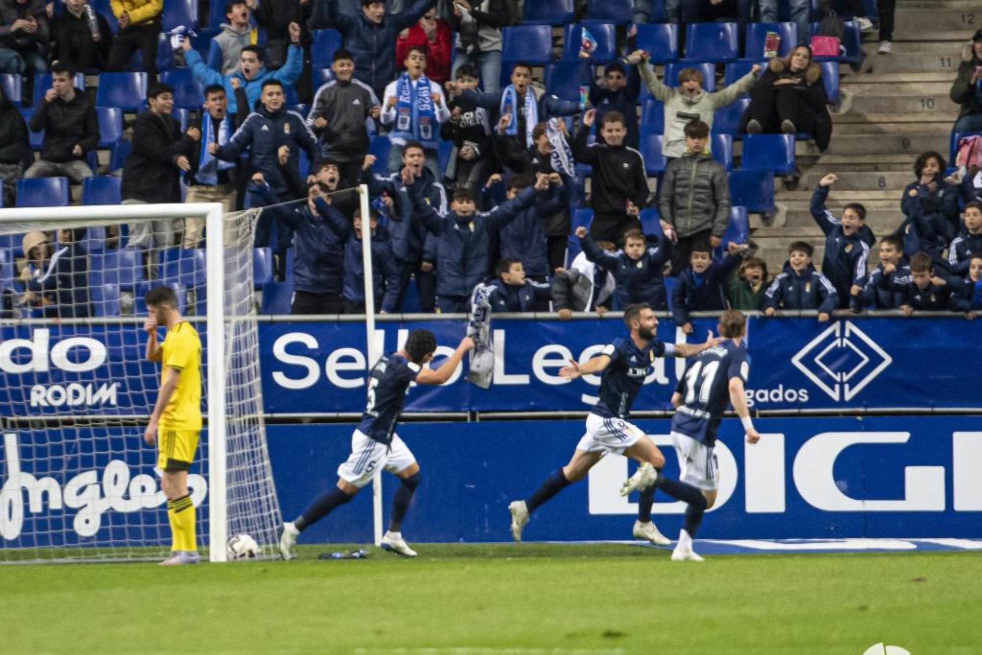 Borja Bastón celebra el gol que marcó al Mirandés.