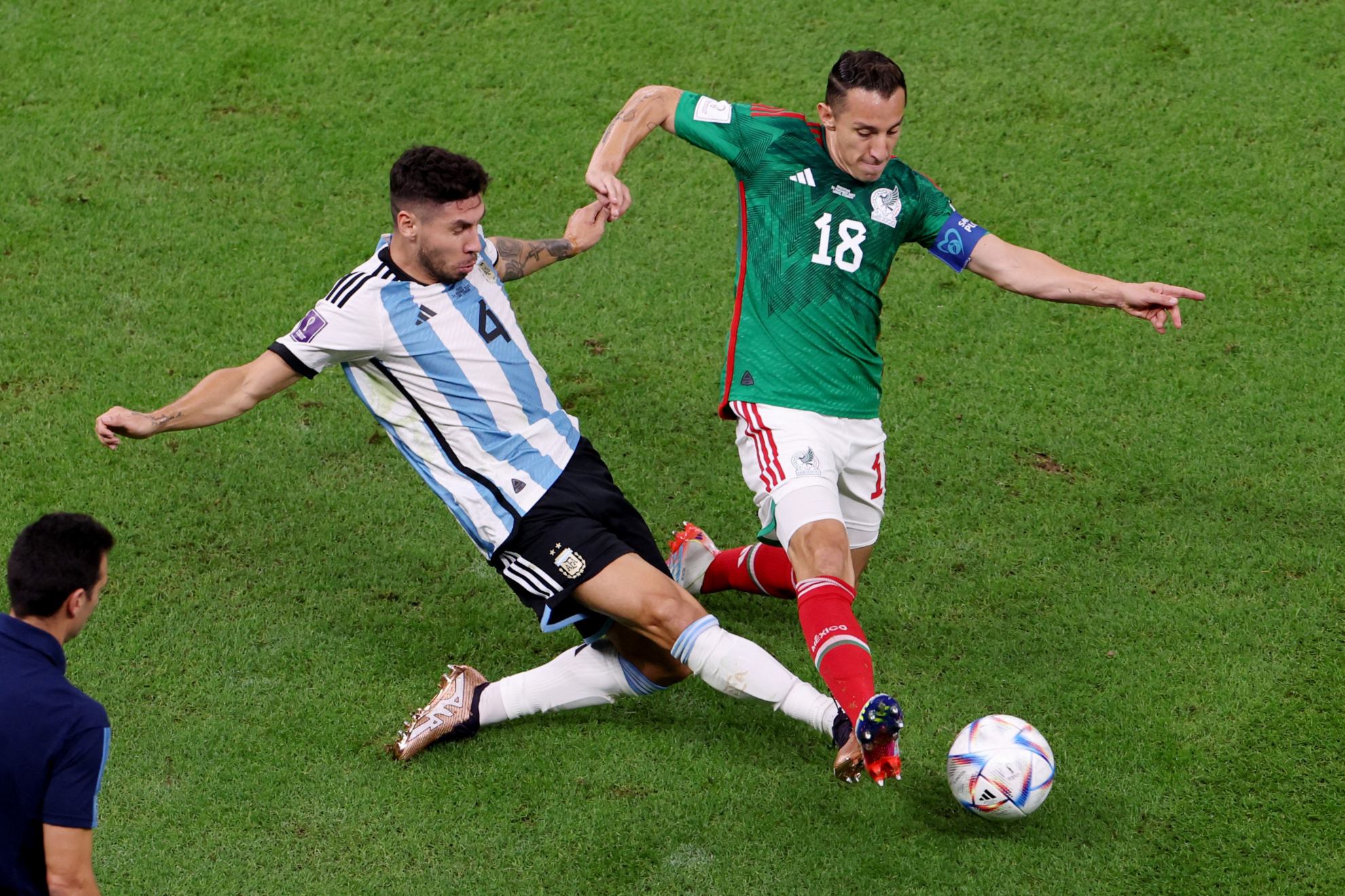 Guardado, quien debutó ante Argentina en un Mundial, cumple ante la Albiceleste también, su quinto mundial | Reuters