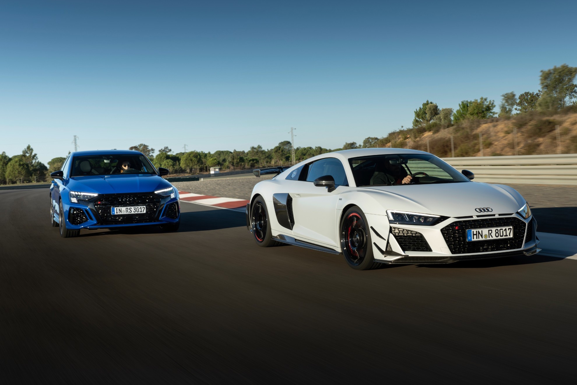 Nuestros dos protagonistas, el R8 V10 GT RWD y el Audi RS 3 performance.