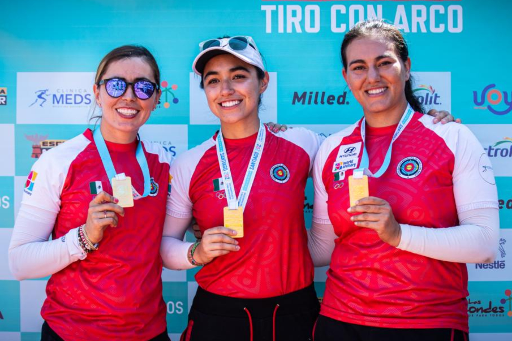 Aída Román, Ana Vázquez y Alejandra Valencia con su medalla de oro en recurvo | World Archery