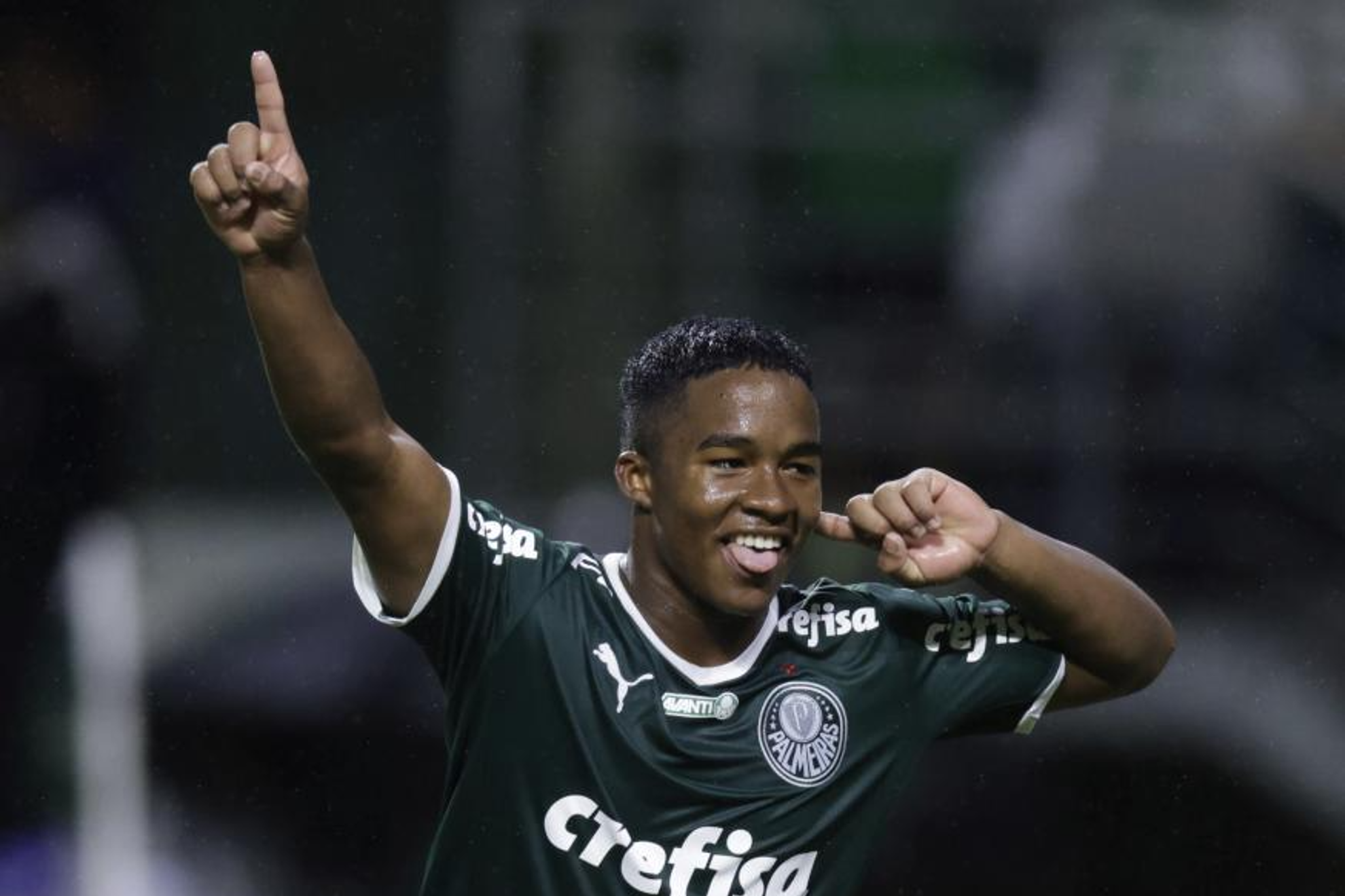 Endrick celebra un gol en un partido con el Palmeiras.