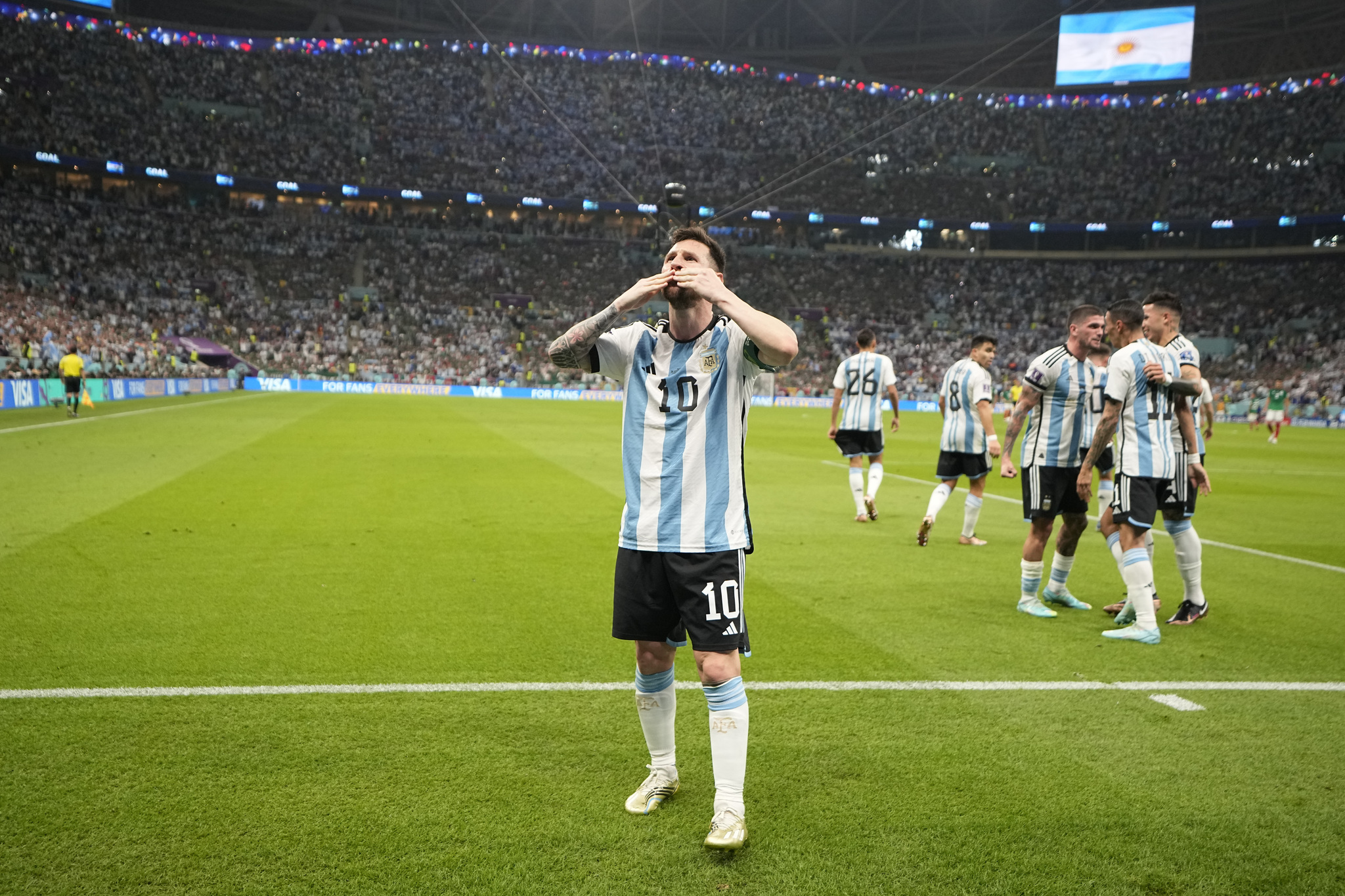 Messi celebrates the goal against M