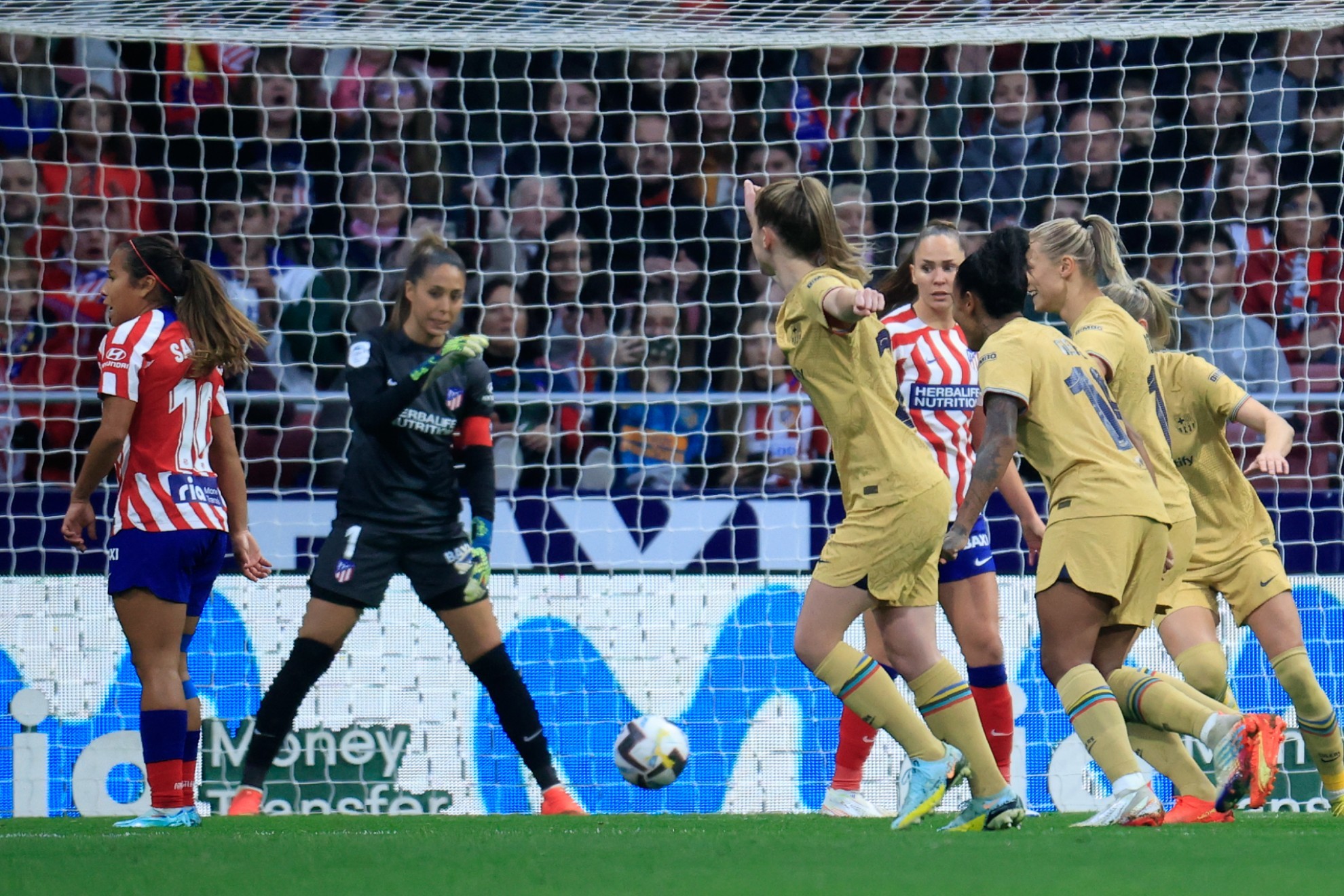 Ana Maria Crnogorcevic celebra el primer gol del Barcelona en el Cívitas Metropolitano / EFE