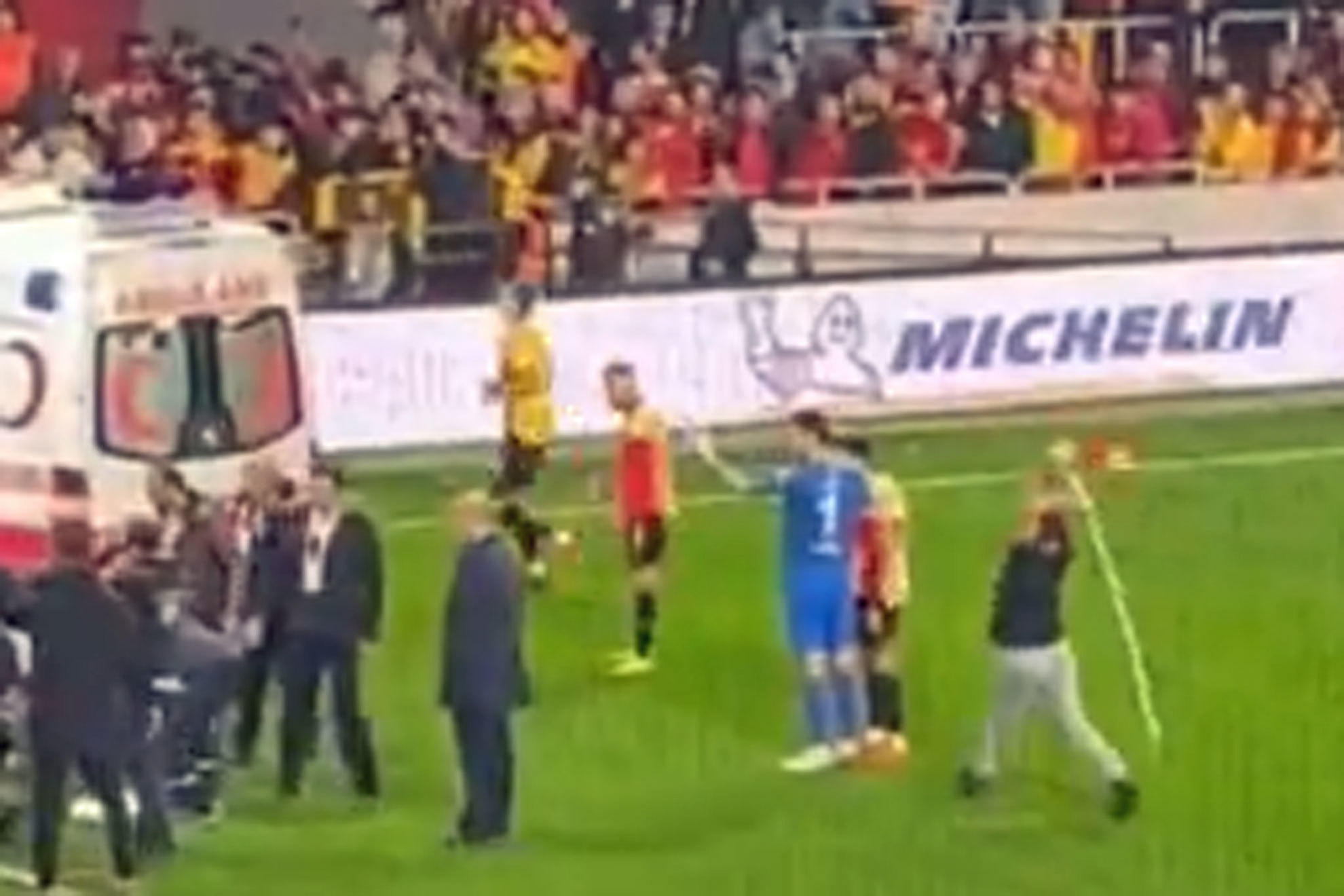 Salvaje agresión en Turquía: fan entra al campo y golpea al portero con el banderín de tiro de esquina