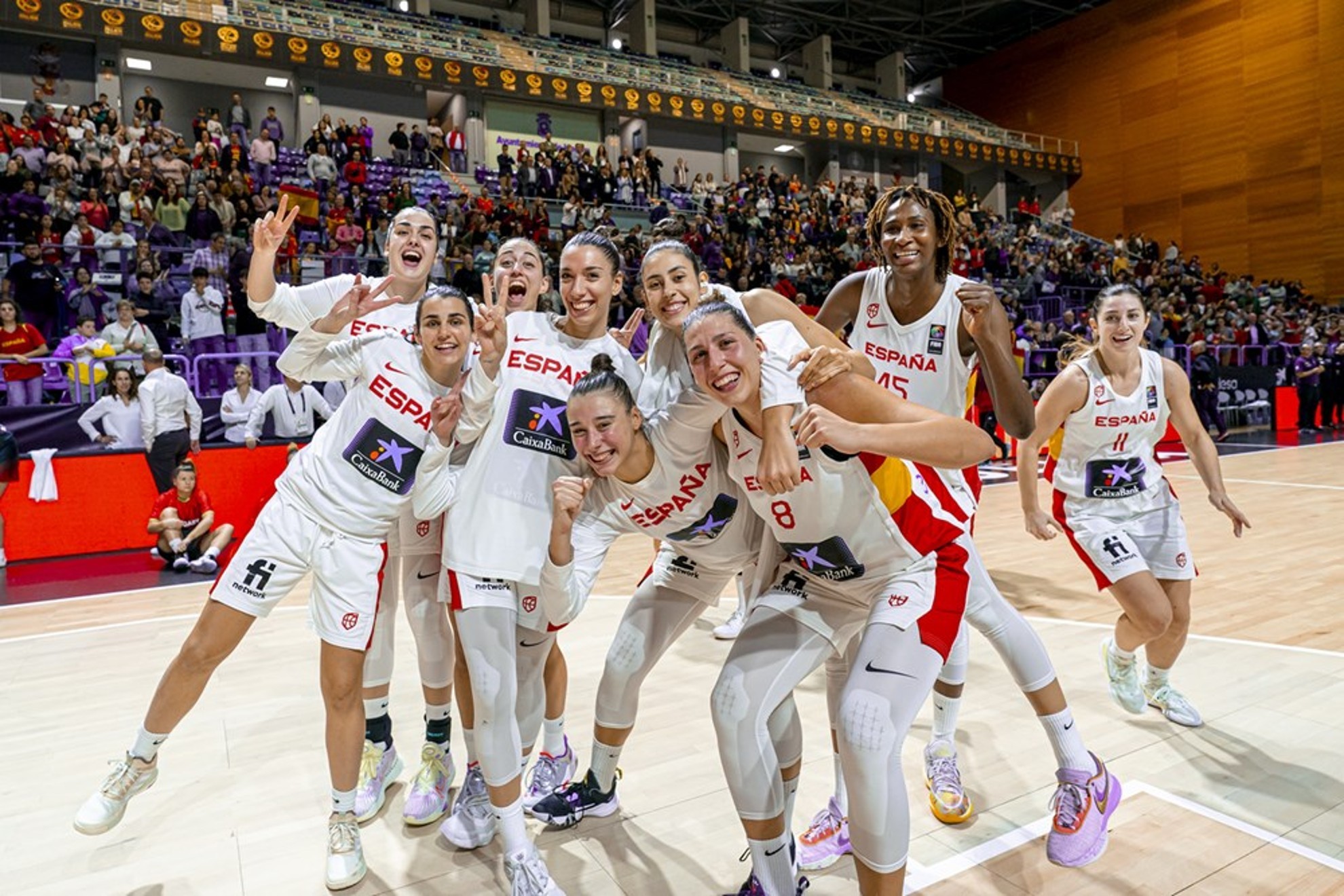 Las jugadoras de la selección femenina celebran el triunfo sobre Hungría.