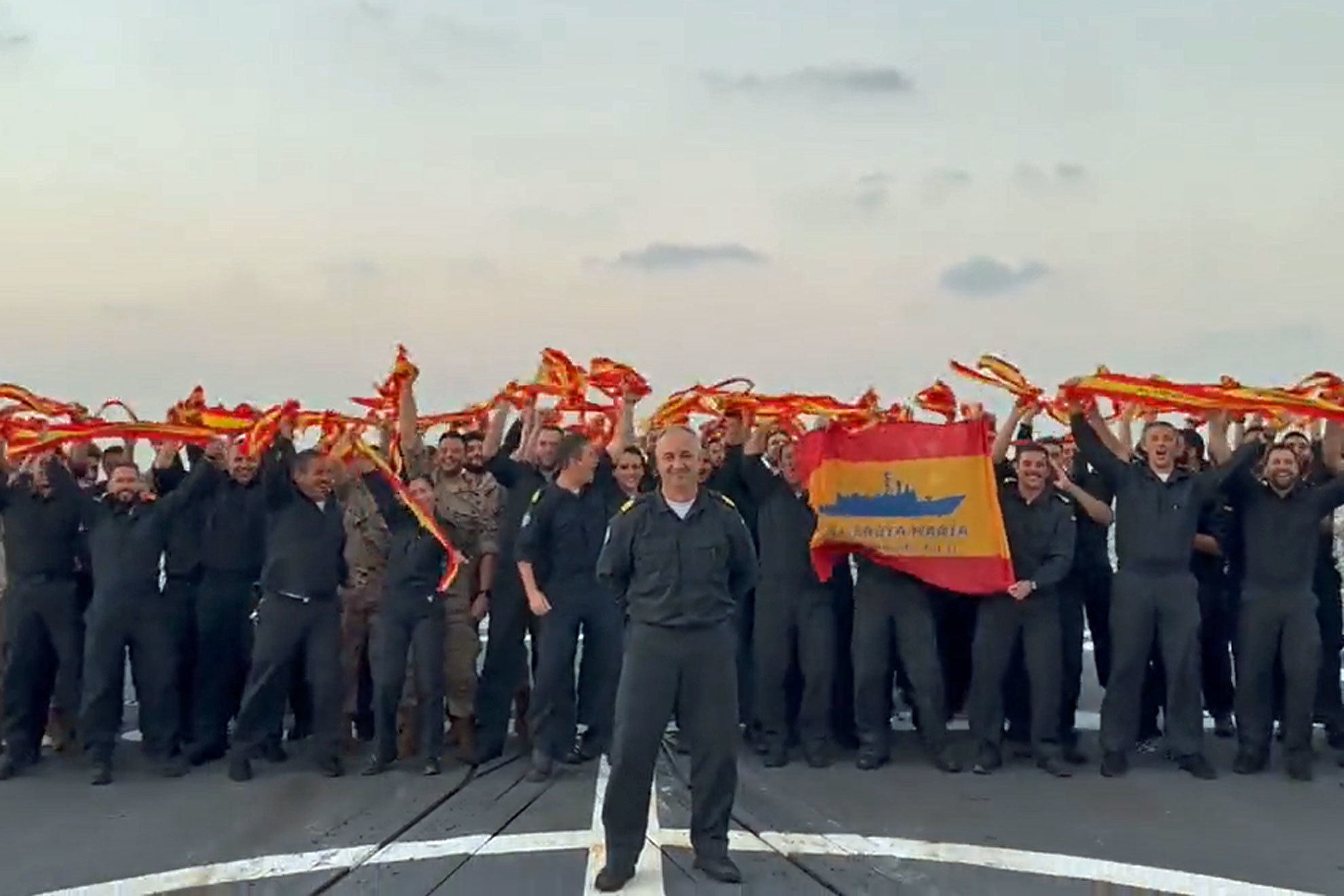Desde el Cuerno de África hasta Qatar: así anima a la selección la Armada española