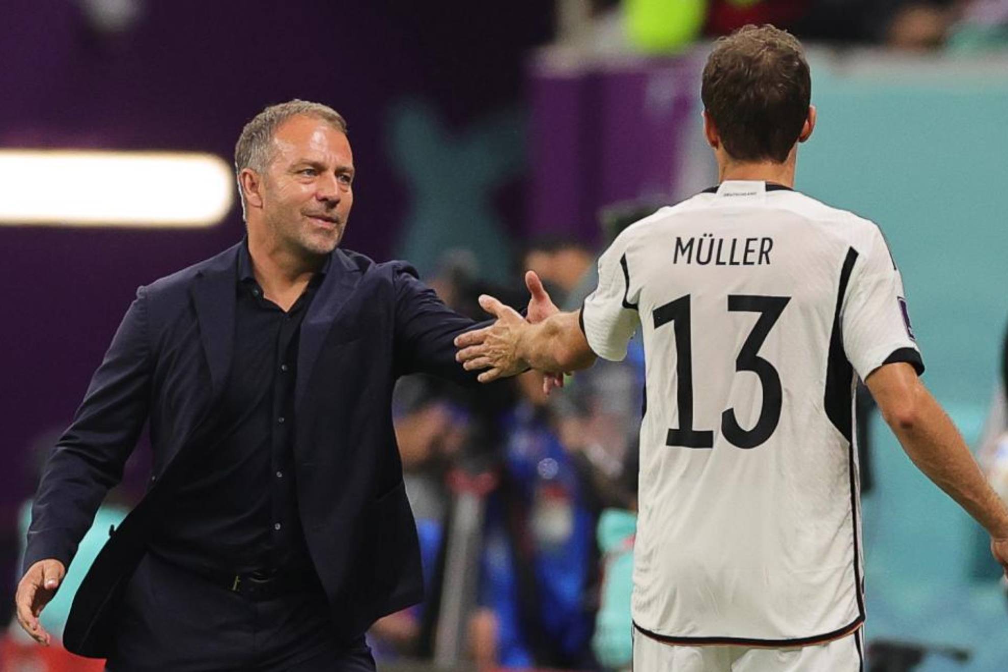 Hansi Flick, saludando a Müller tras cambiarlo.