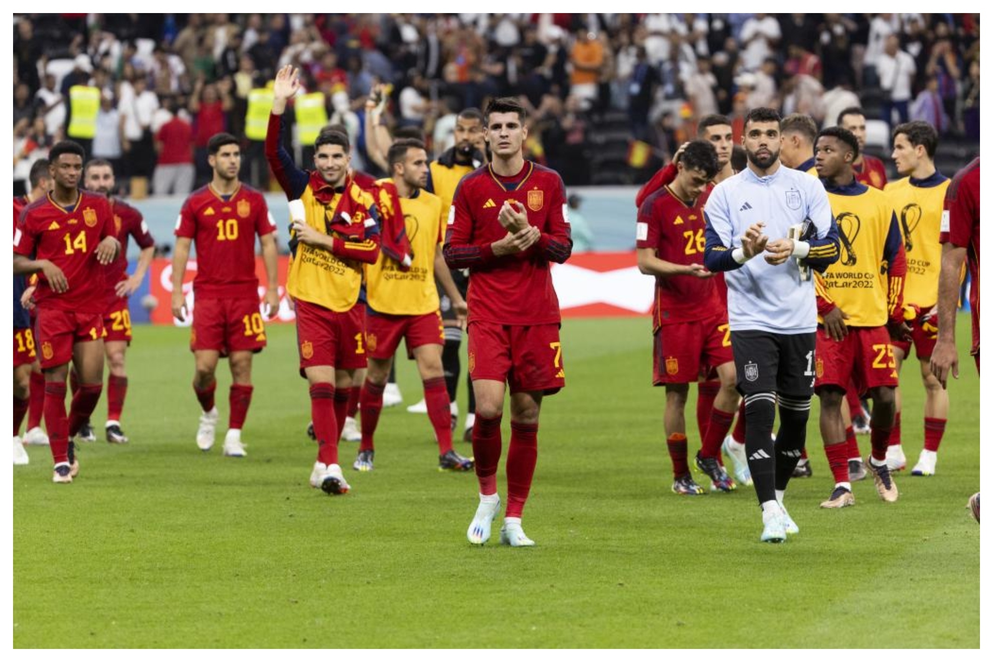 Los jugadores de España saludan a los aficionados tras el partido.