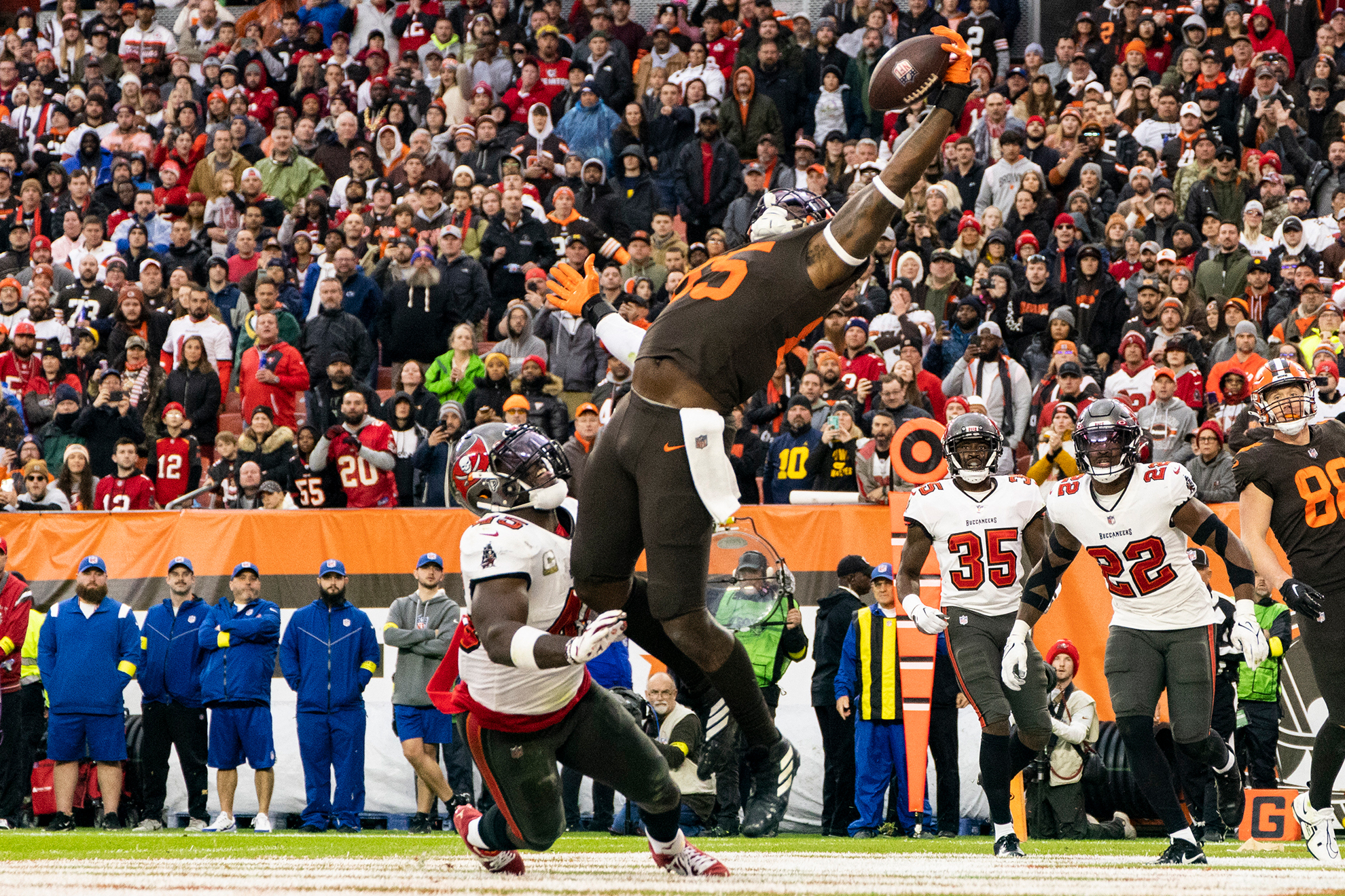 Njoku realizó una espectacular recepción de touchdown que envió el juego a tiempo extra | Reuters