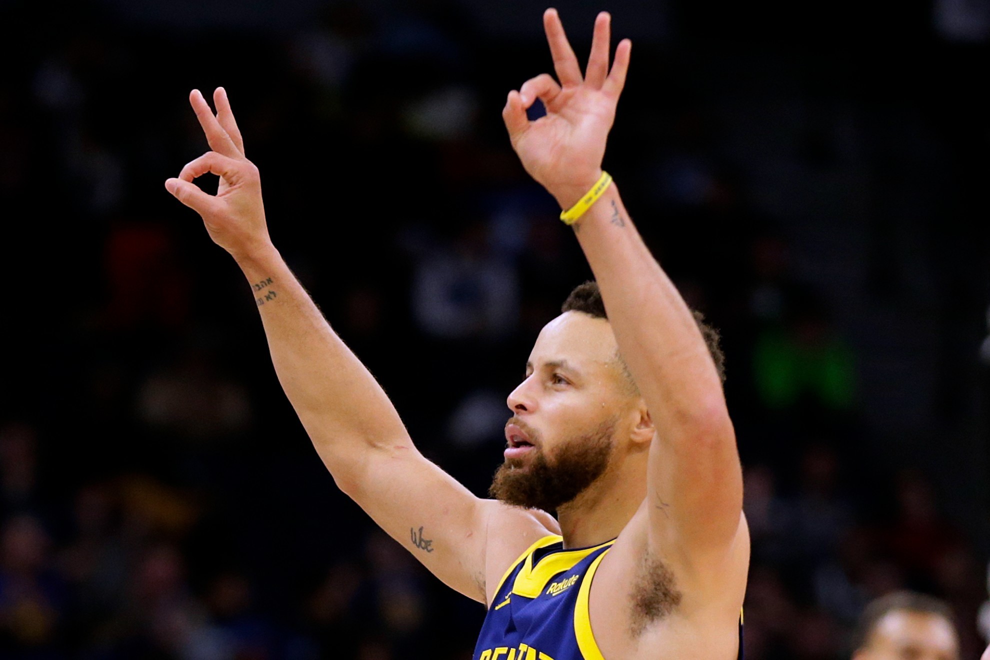 Stephen Curry celebra un triple de los Warriors.