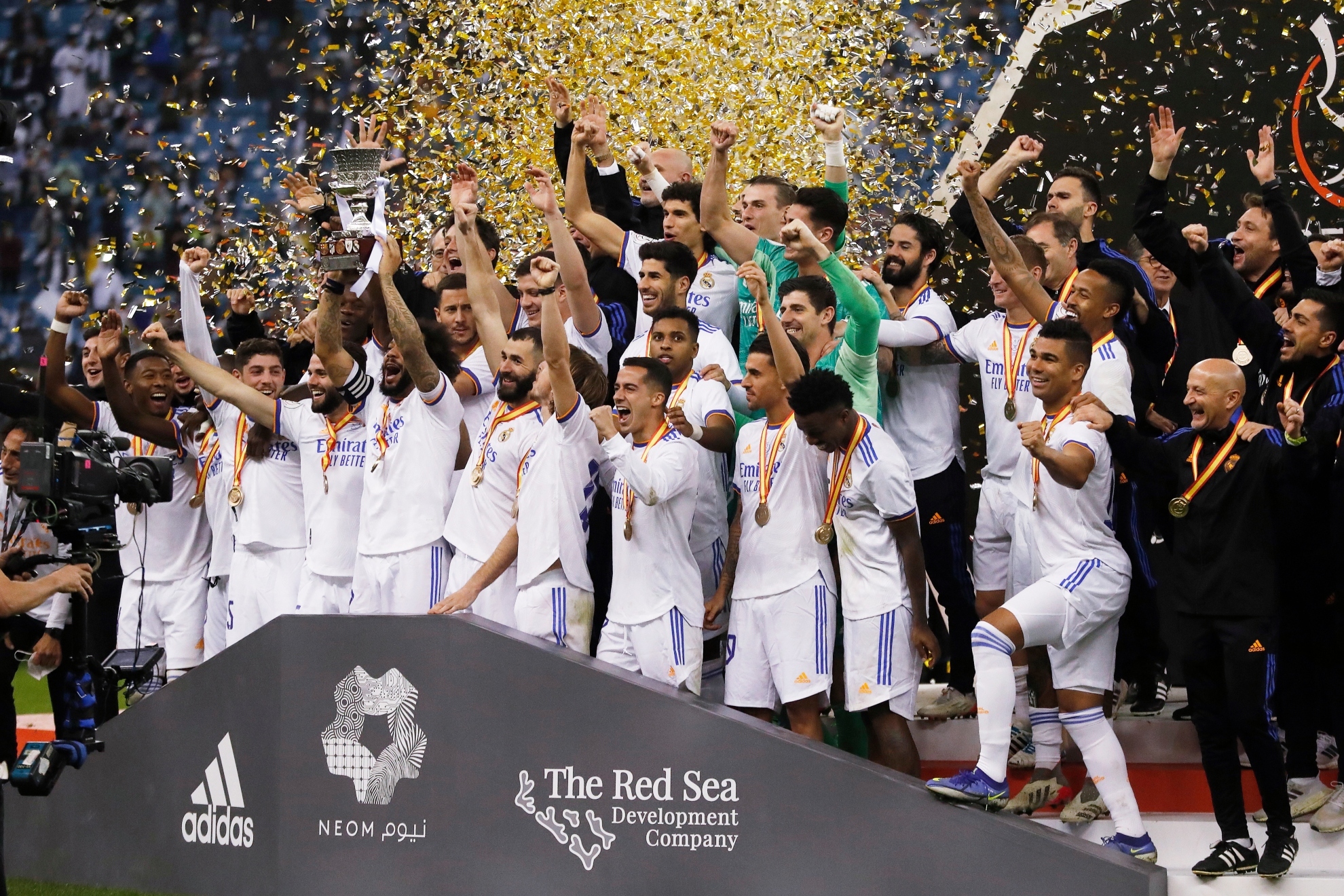 El Real Madrid levanta el trofeo de campeón de la última Supercopa de España.