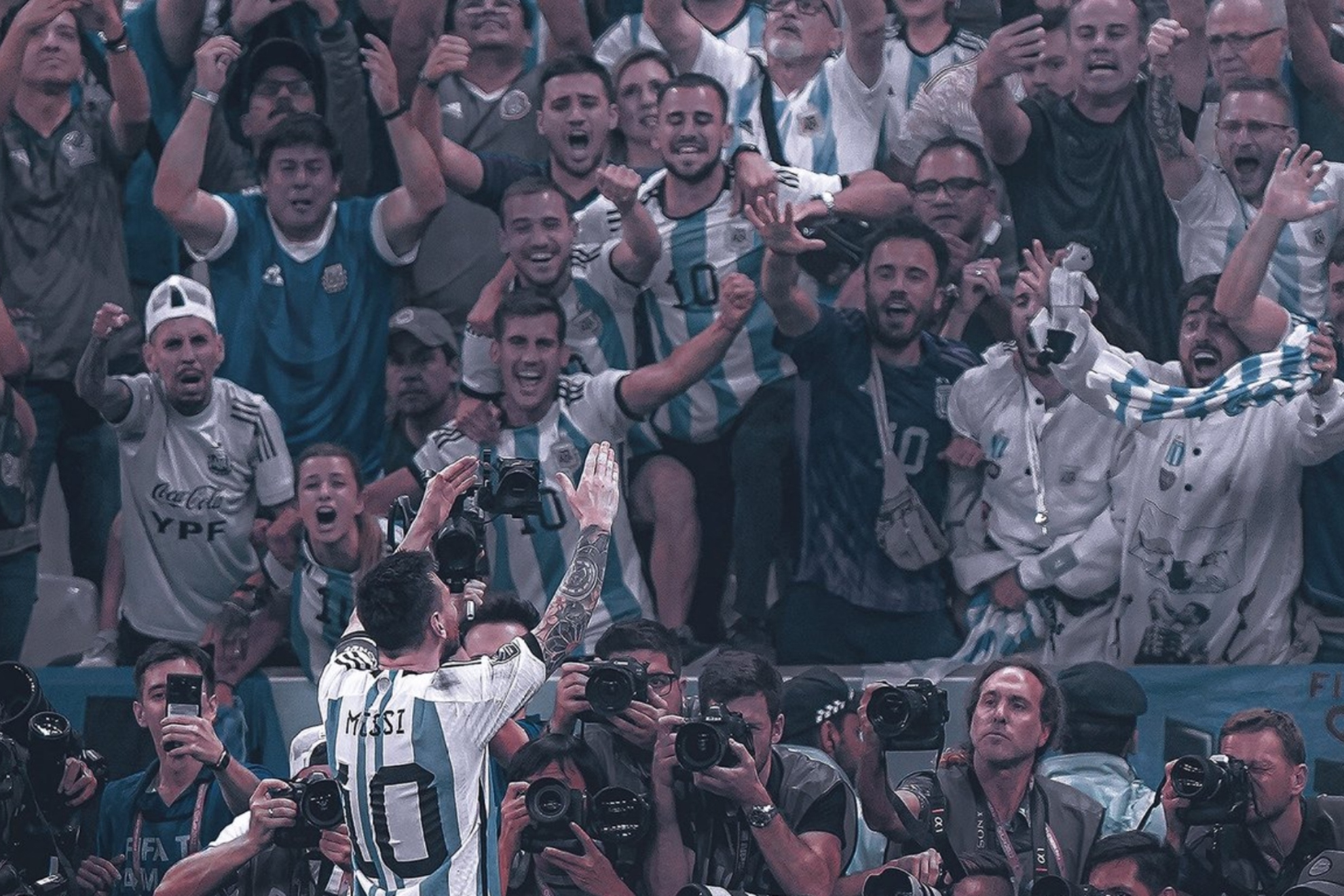 Messi celebra frente a la afición argentina su gol ante México.