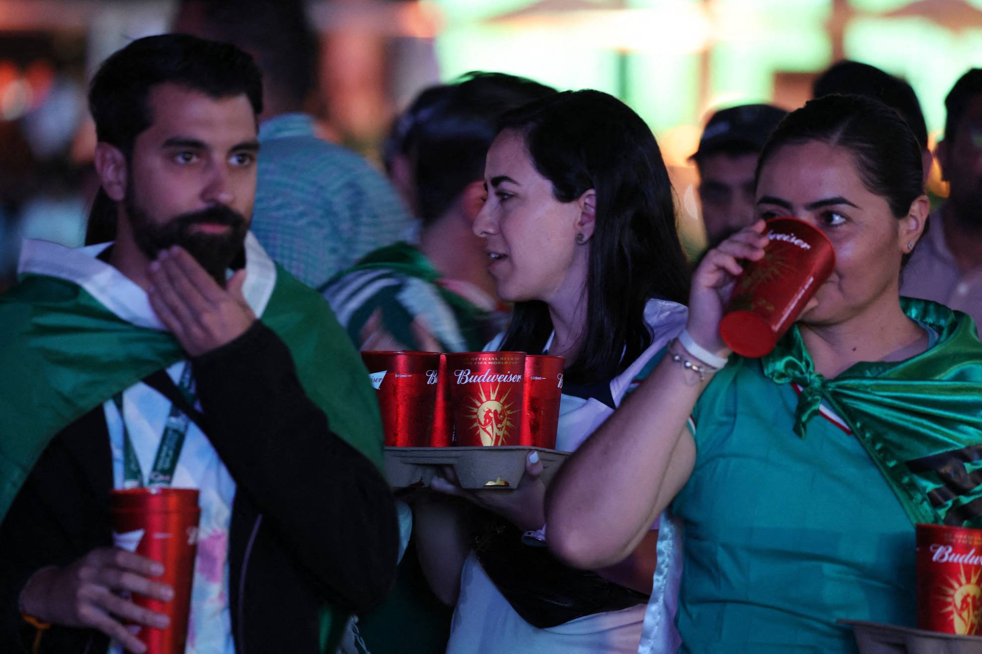 ¿Cuánto cuesta una cerveza en el Mundial de Qatar 2022? | Reuters