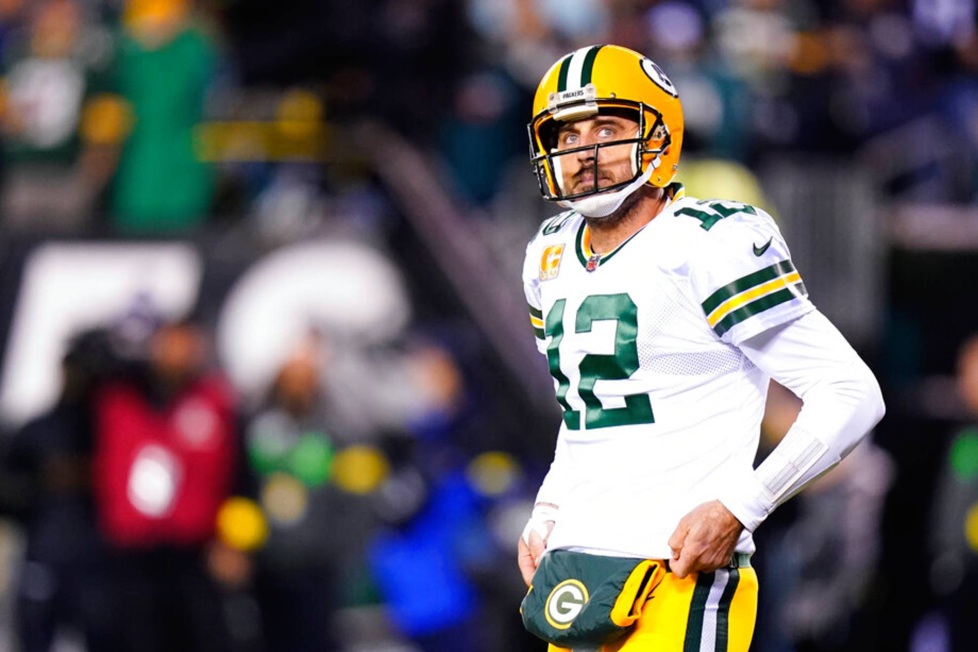 Rodgers injures ribs in Packers' loss to Eagles; had "hard time breathing"