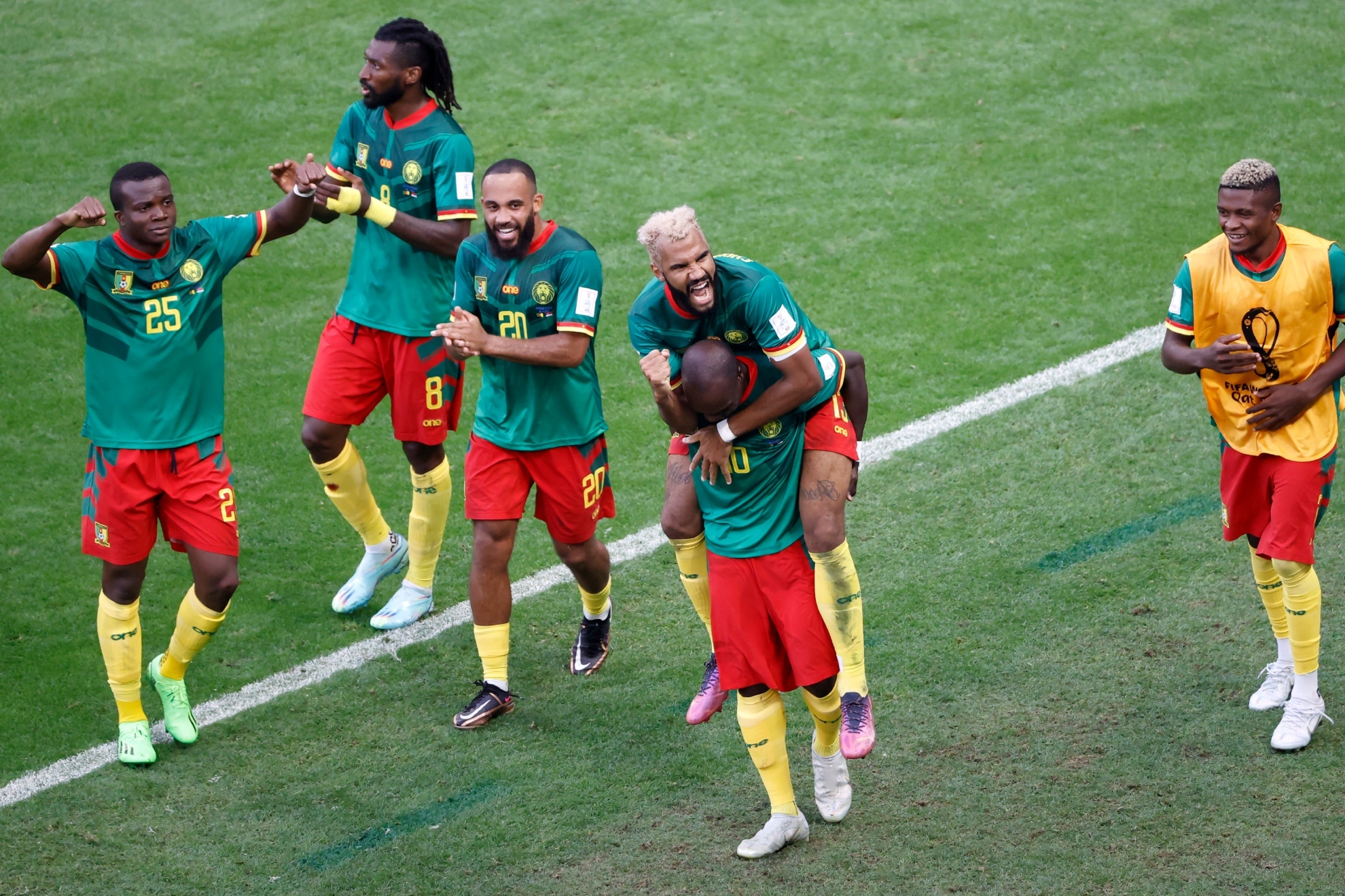 Los jugadores de Camerún celebran el 3-3 de Choupo-Moting.