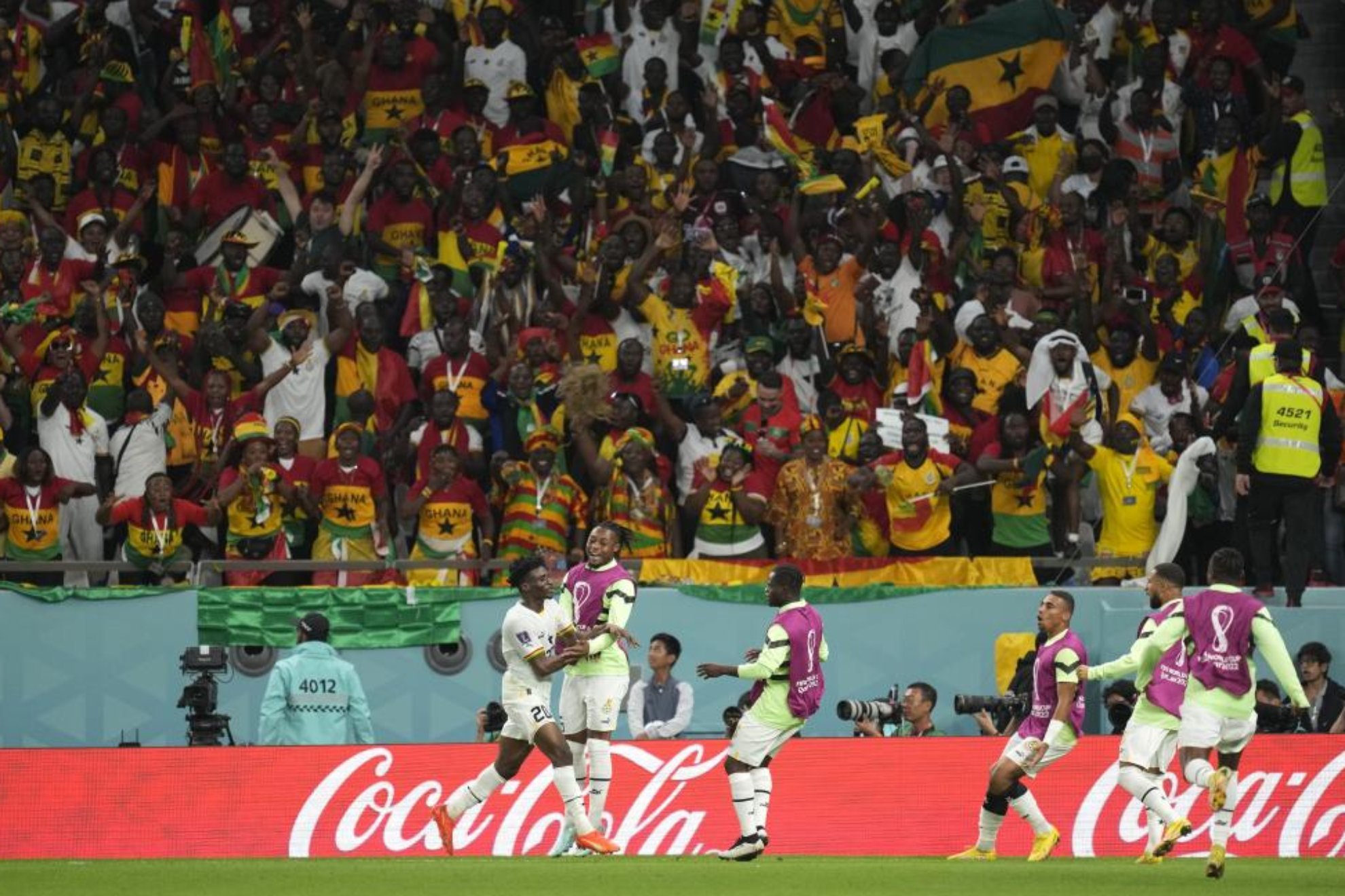 Los jugadores de Ghana celebran uno de los goles ante Corea.