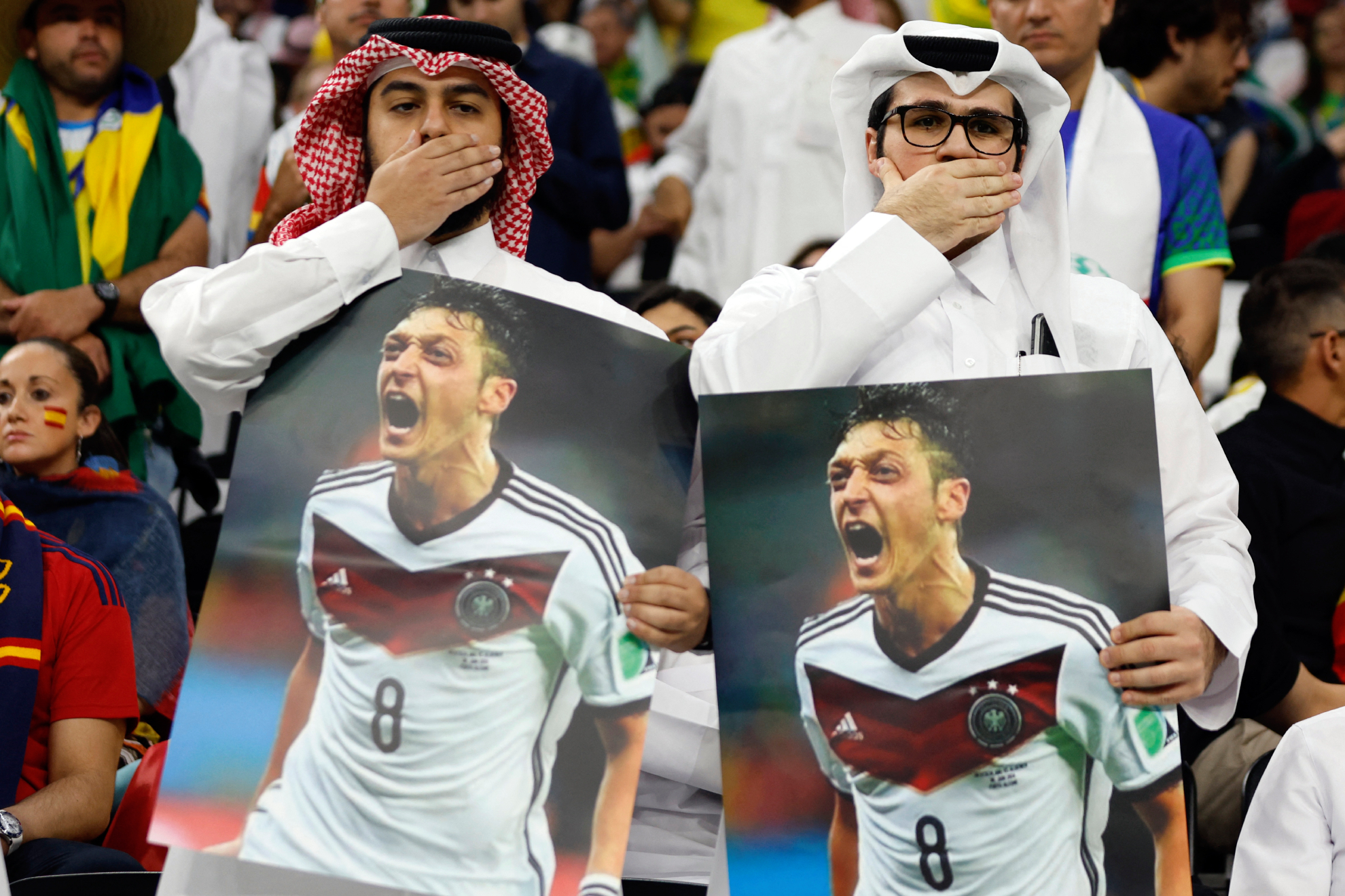 Qatar contraataca la 'hipocresía' de Alemania con fotos de Mesut Özil