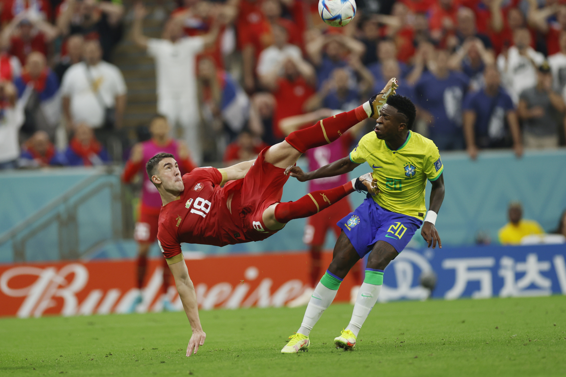 Vlahovic intenta una chile ante Brasil | Chema Rey | MARCA