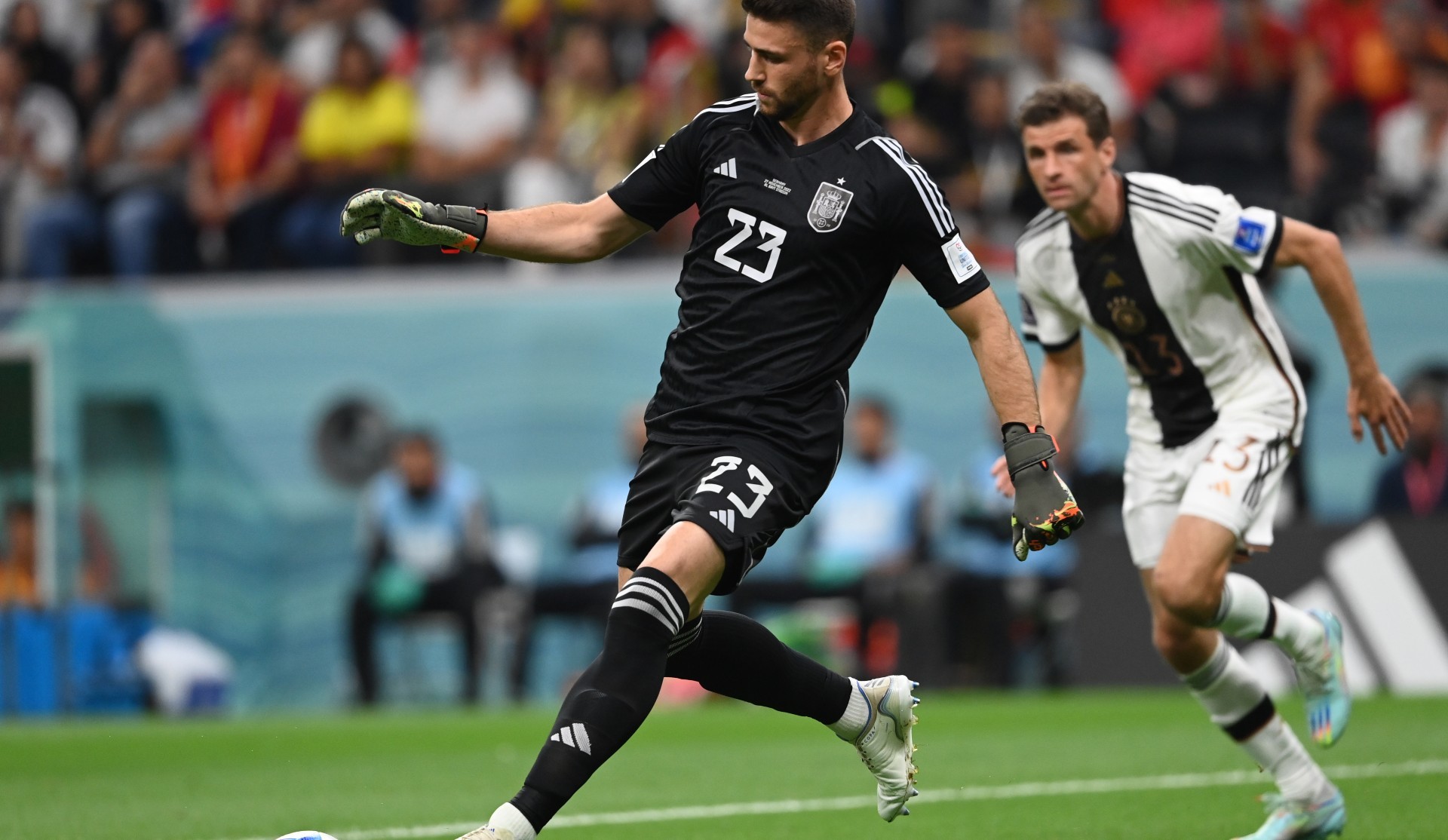 Unai Simón se dispone a tocar e balón ante la presencia de Müller en el partido España-Alemania