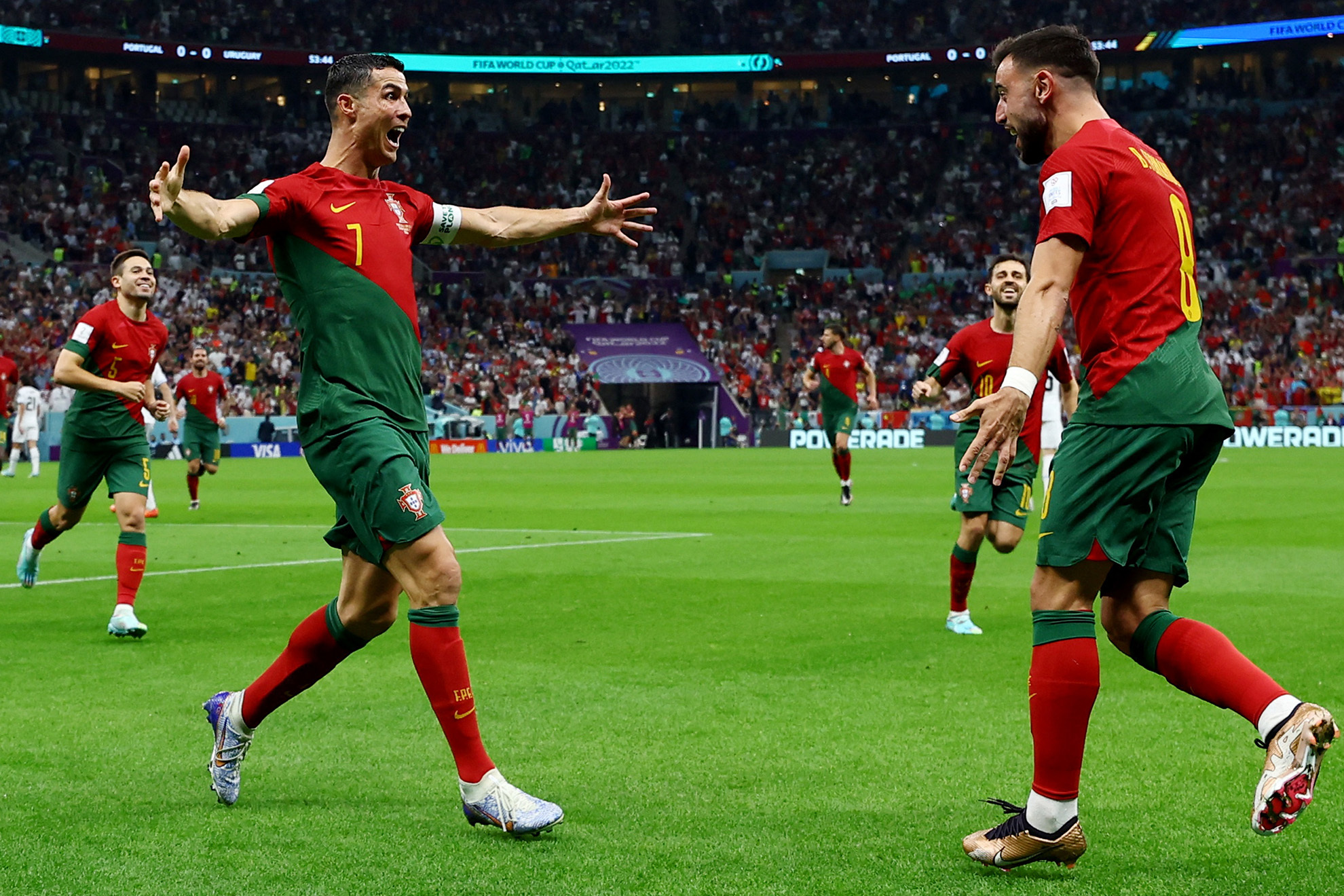 Cristiano Ronaldo y Bruno Fernandes estallan de alegría tras el gol. | Reuters