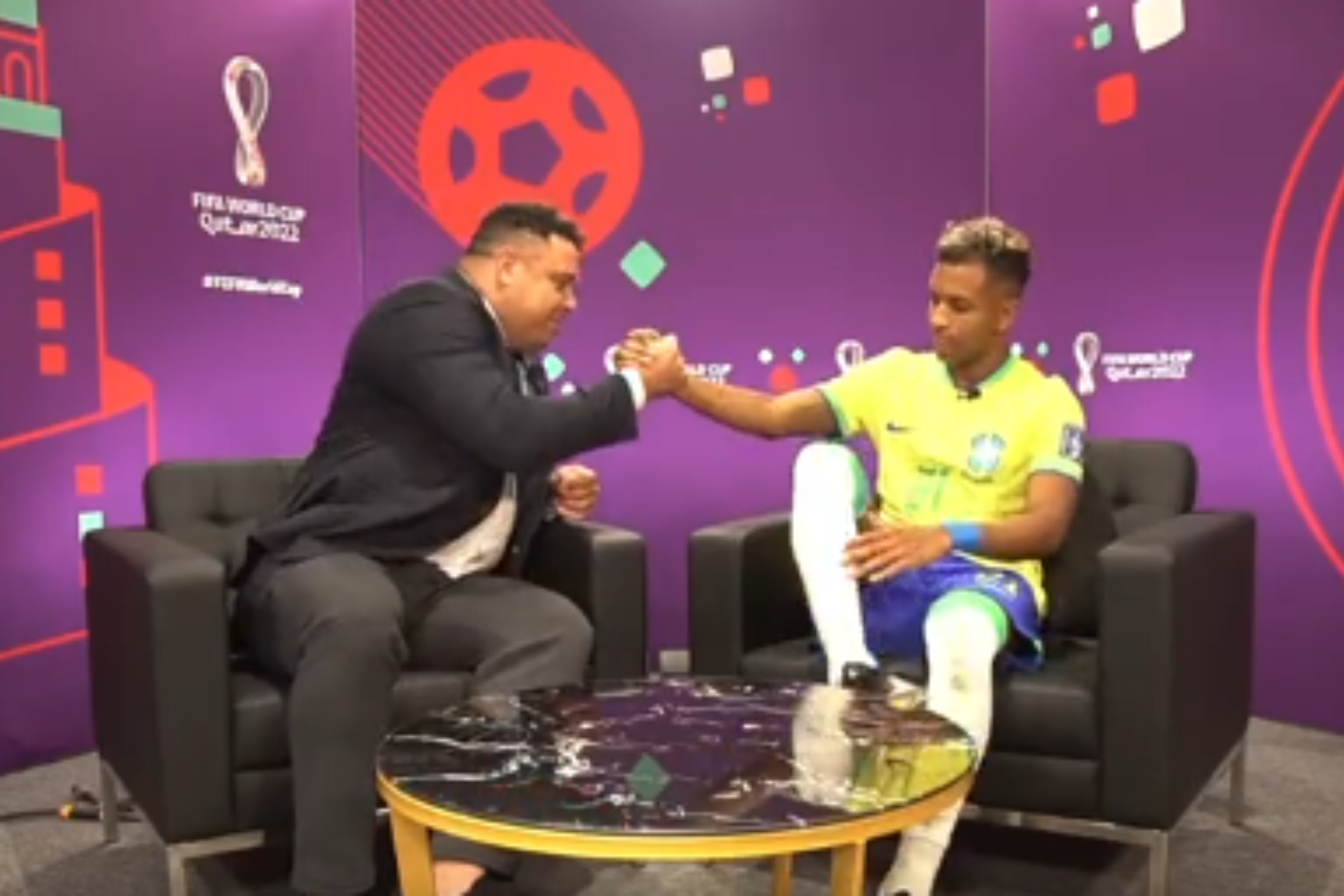 Ronaldo y Rodrygo se saludan al finalizar la entrevista.