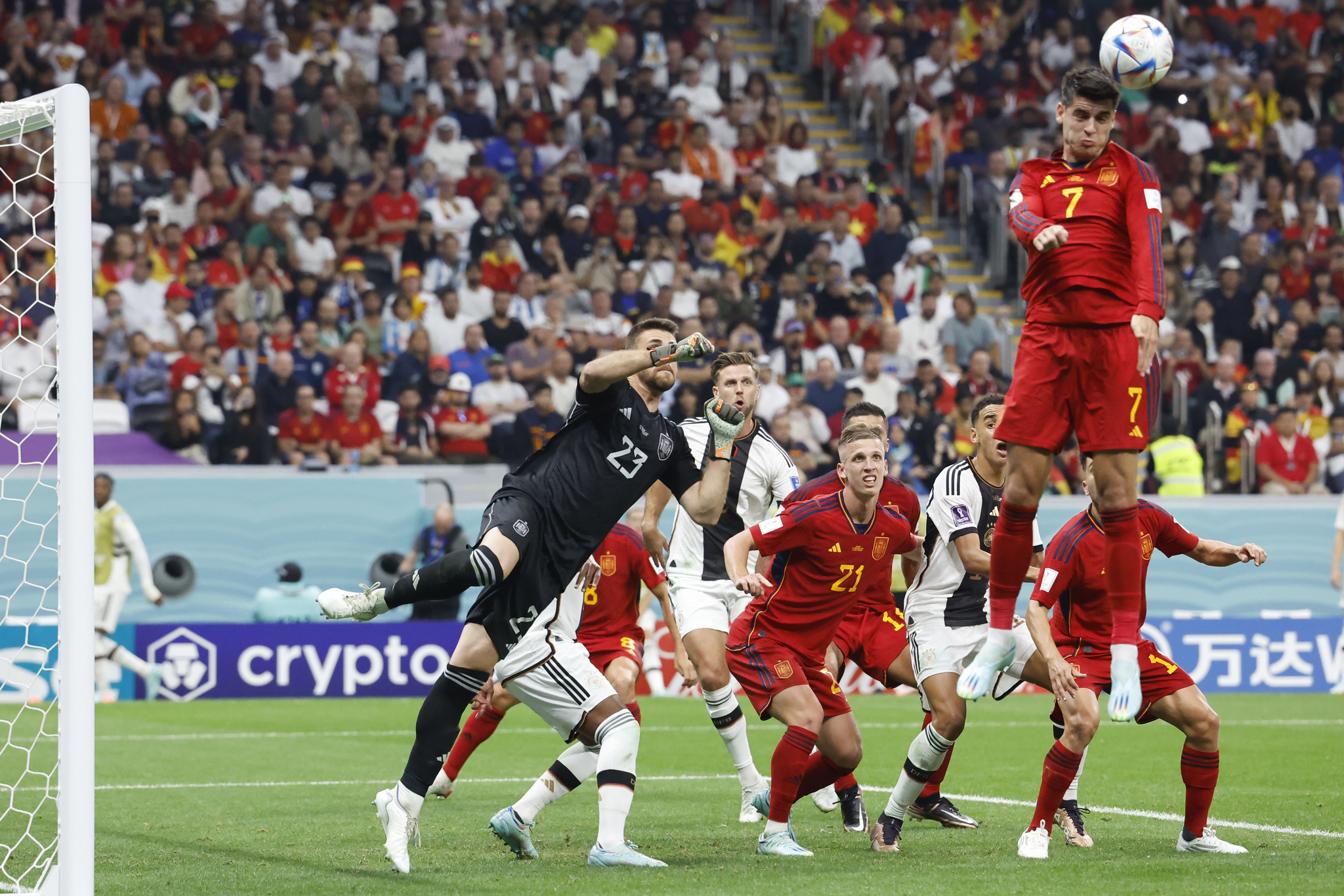 GR7272. AL KHOR (CATAR), 27/11/2022.- Álvaro lt;HIT gt;Morata lt;/HIT gt; (arriba) de España salta por un balón hoy, en un partido de la fase de grupos del Mundial de Fútbol Qatar 2022 entre España y Alemania en el estadio Al Bait en Al Khor (Catar). EFE/ Esteban Biba
