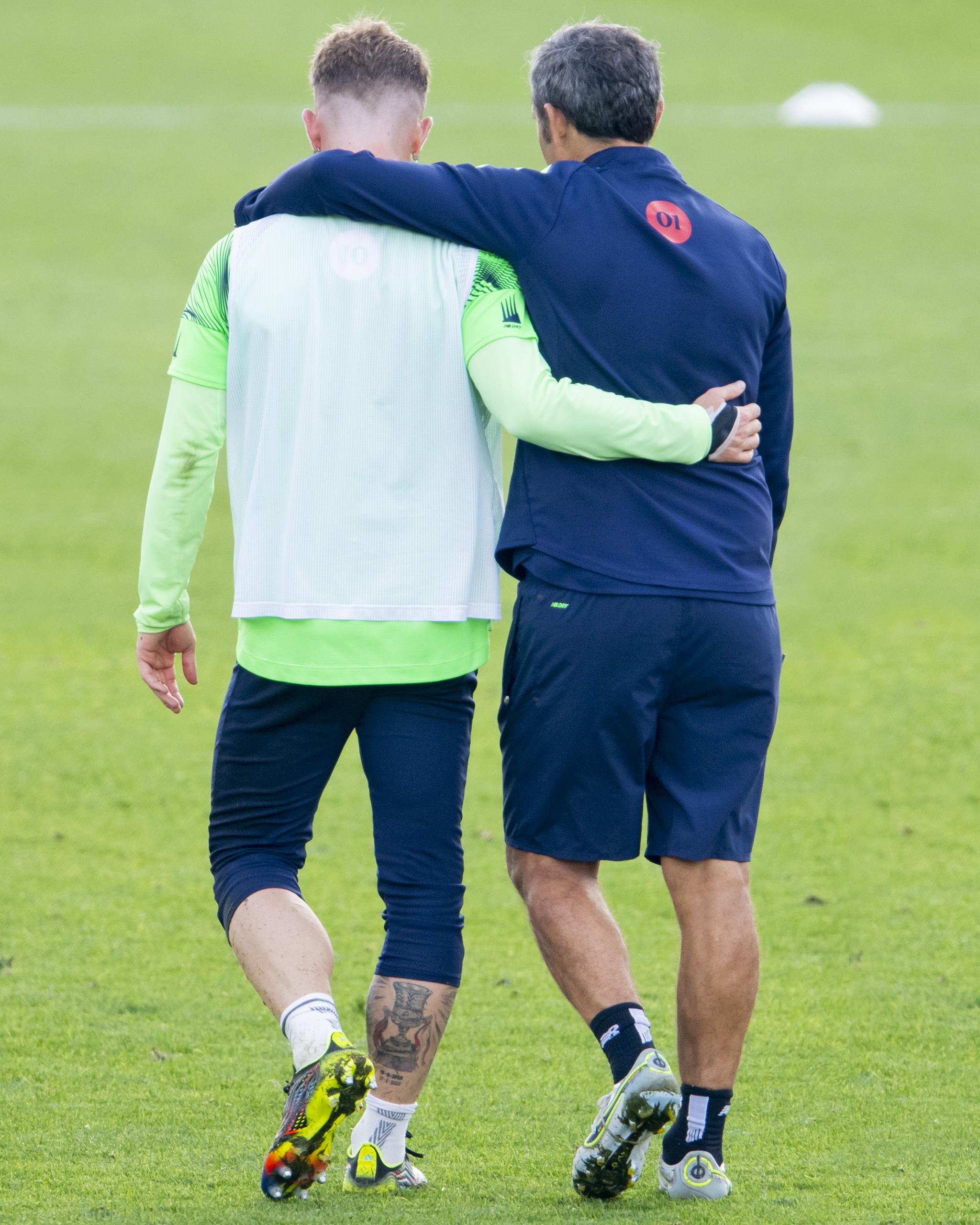 Valverde y Muniain, capitán del equipo, charla en actitud de máxima complicidad en uno de los últimos entrenamientos previos al parón.
