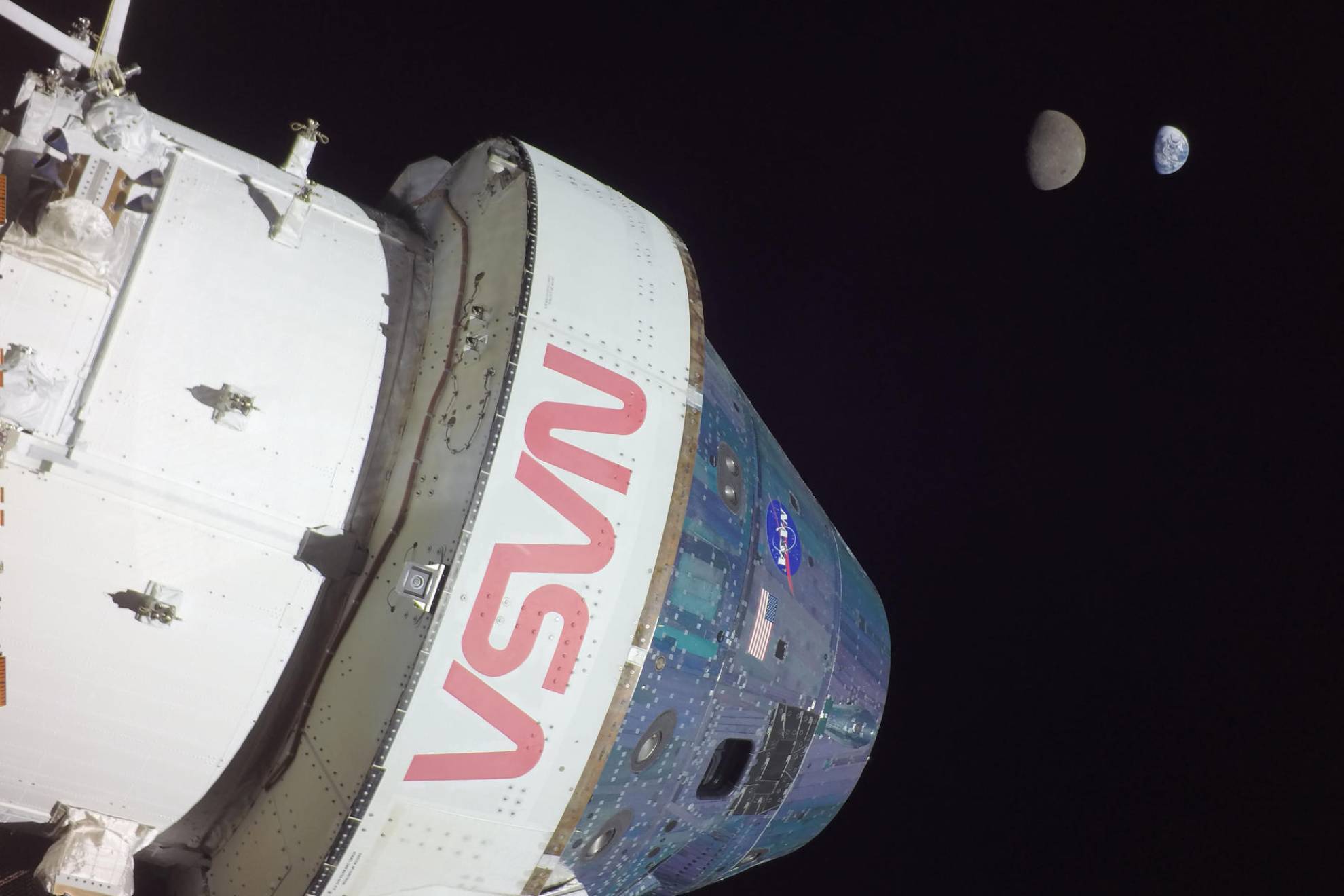 La misión Artemis I al alcanzar una distancia de 432.210 kilómetros con la Luna y la Tierra de fondo /