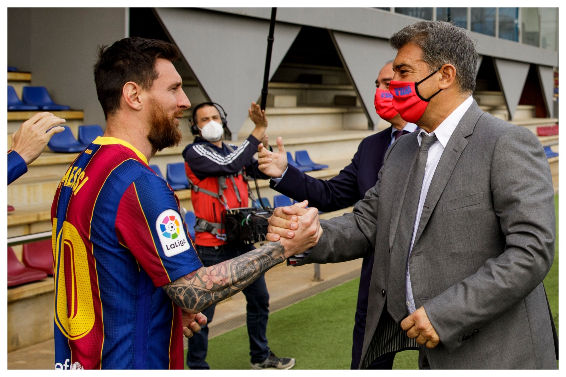 Messi y Laporta se saludan cuando el argentino aún estaba en el Barça.