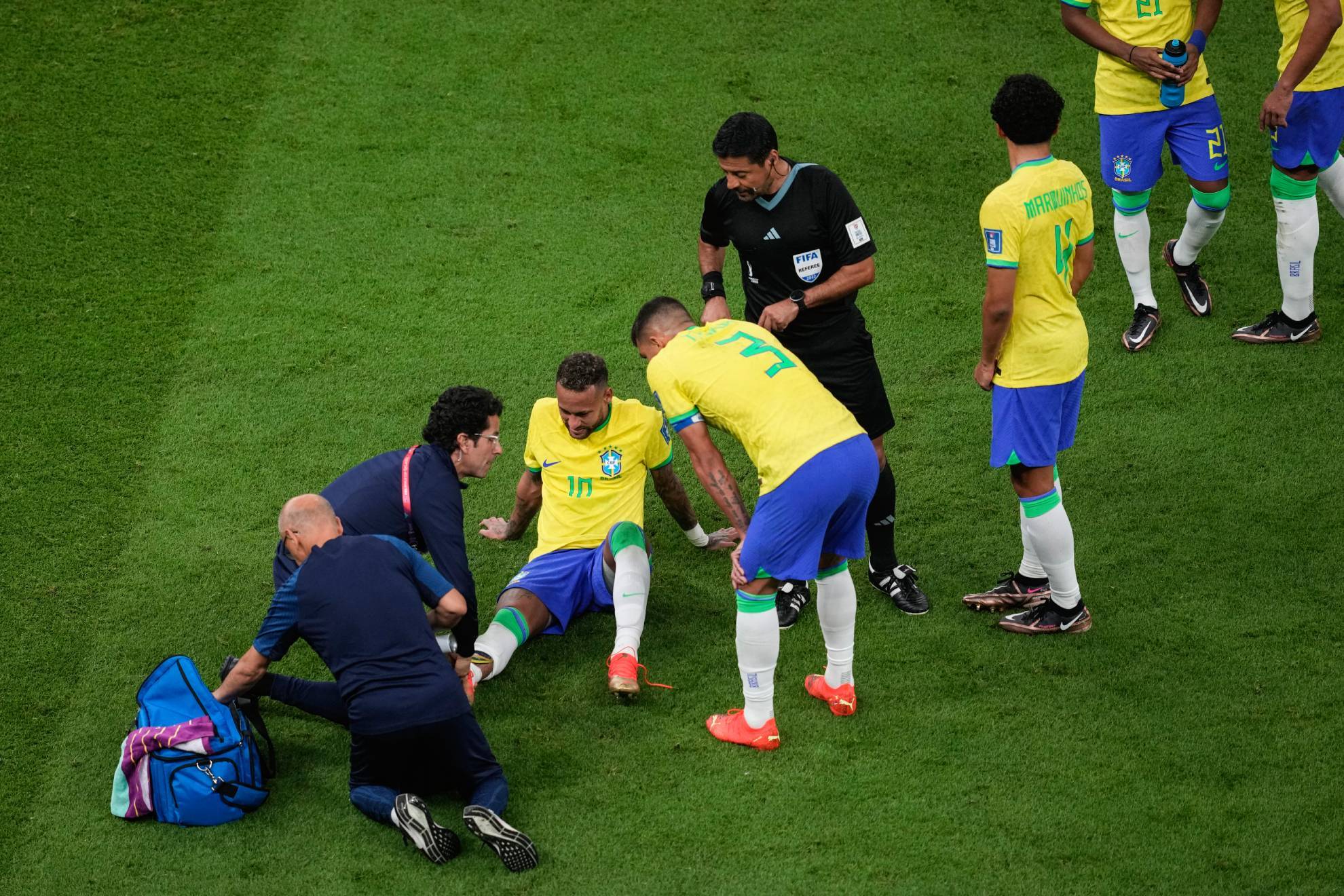 Neymar, tras ser lesionado ante Serbia.