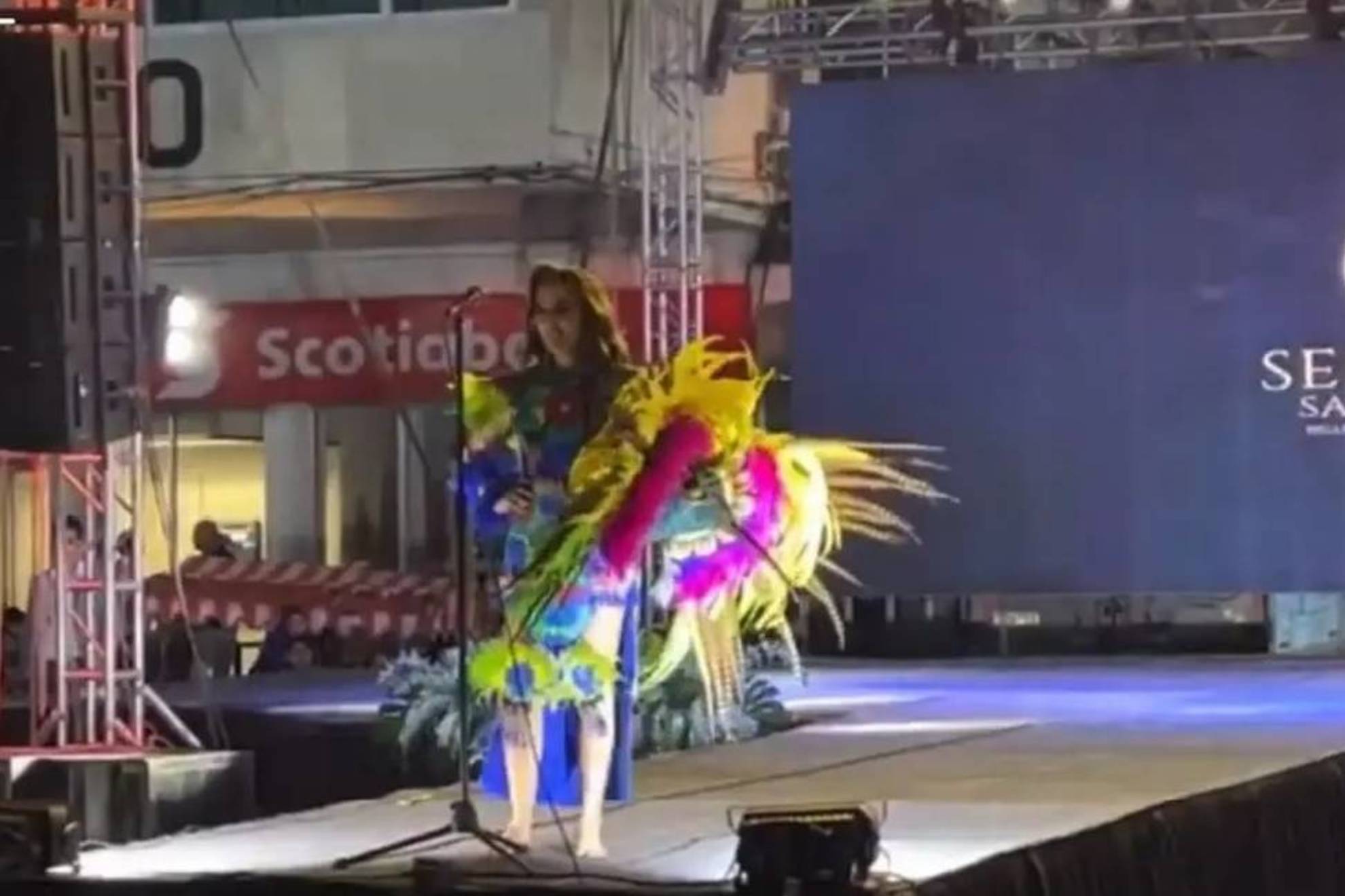Una modelo se electrocuta en pleno escenario con el micrófono durante un concurso de belleza en México