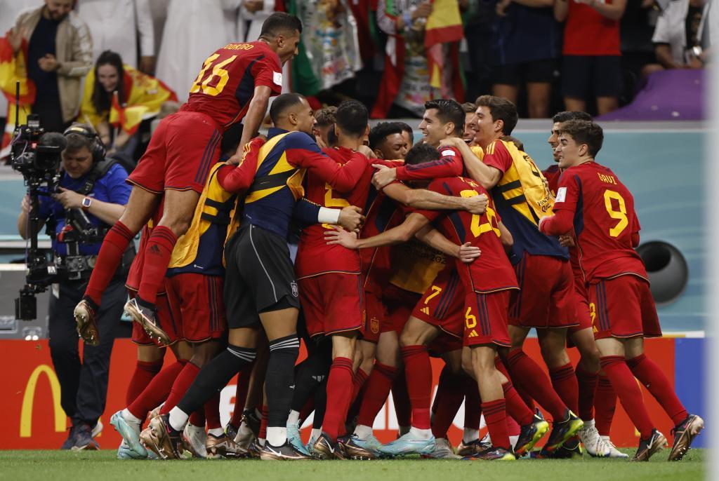 Los jugadores de la selección española celebran un gol en el Mundial de Qatar.