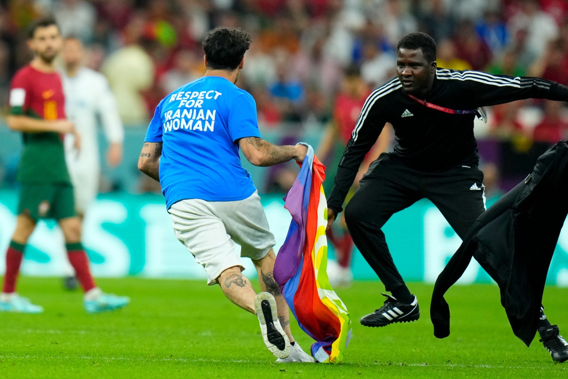 Vetan a Mario Ferri, el italiano que saltó al campo para protestar durante el Portugal vs Uruguay | Reuters