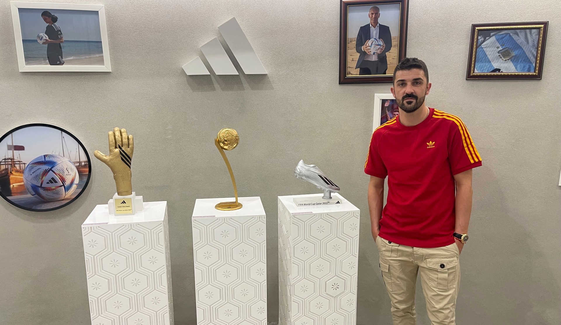 David Villa posa para MARCA en la casa de Adidas en Doha.
