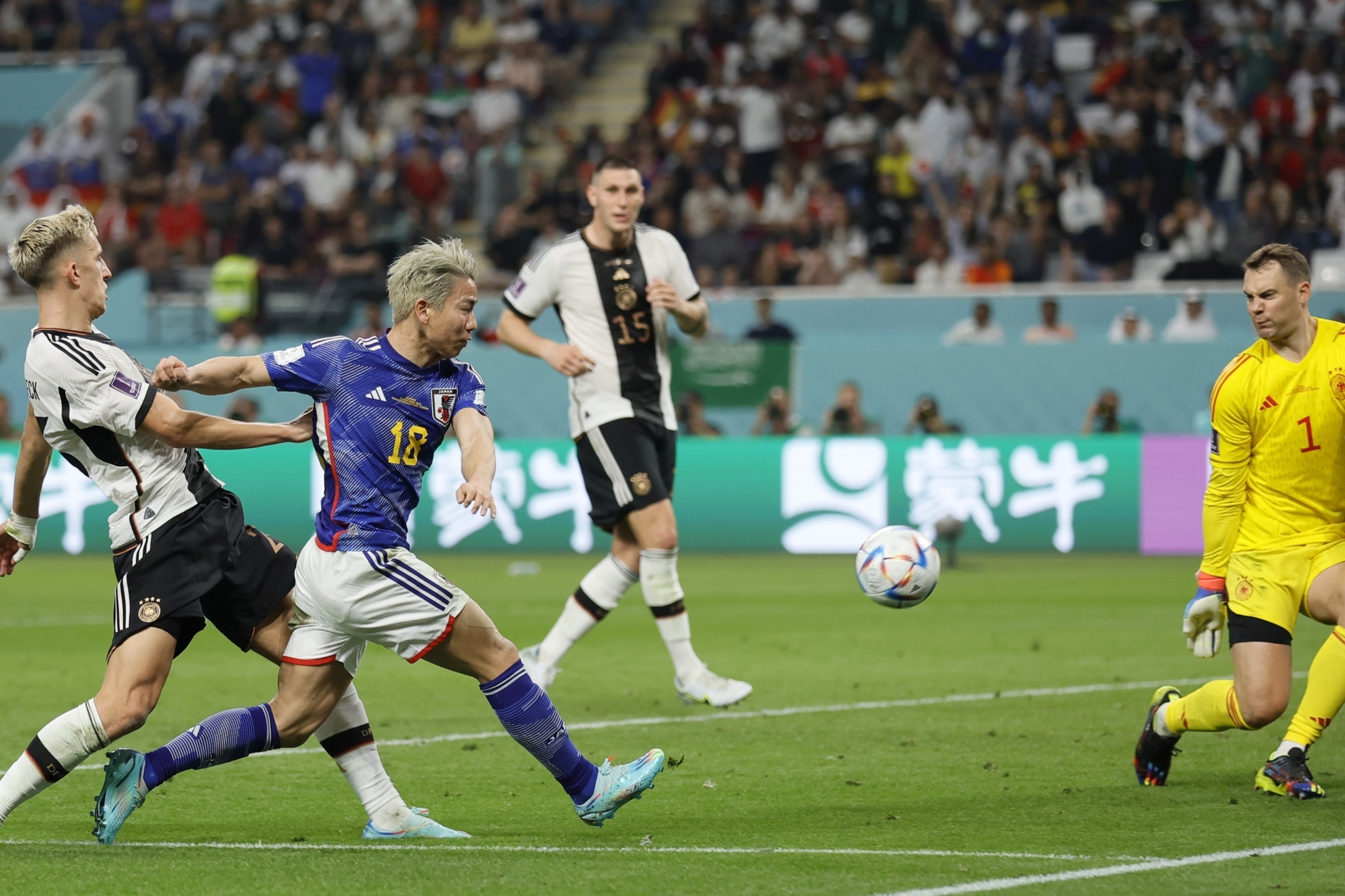 Takuma Asano marca el gol del triunfo ante Alemania.