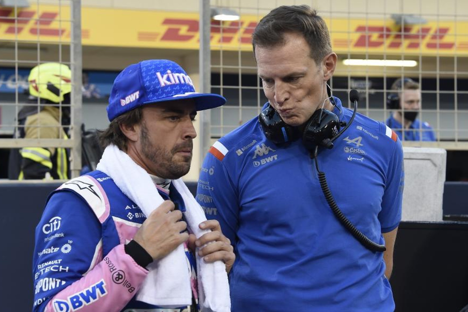 Rossi y Alonso, en la parrilla de Bahréin 2022.
