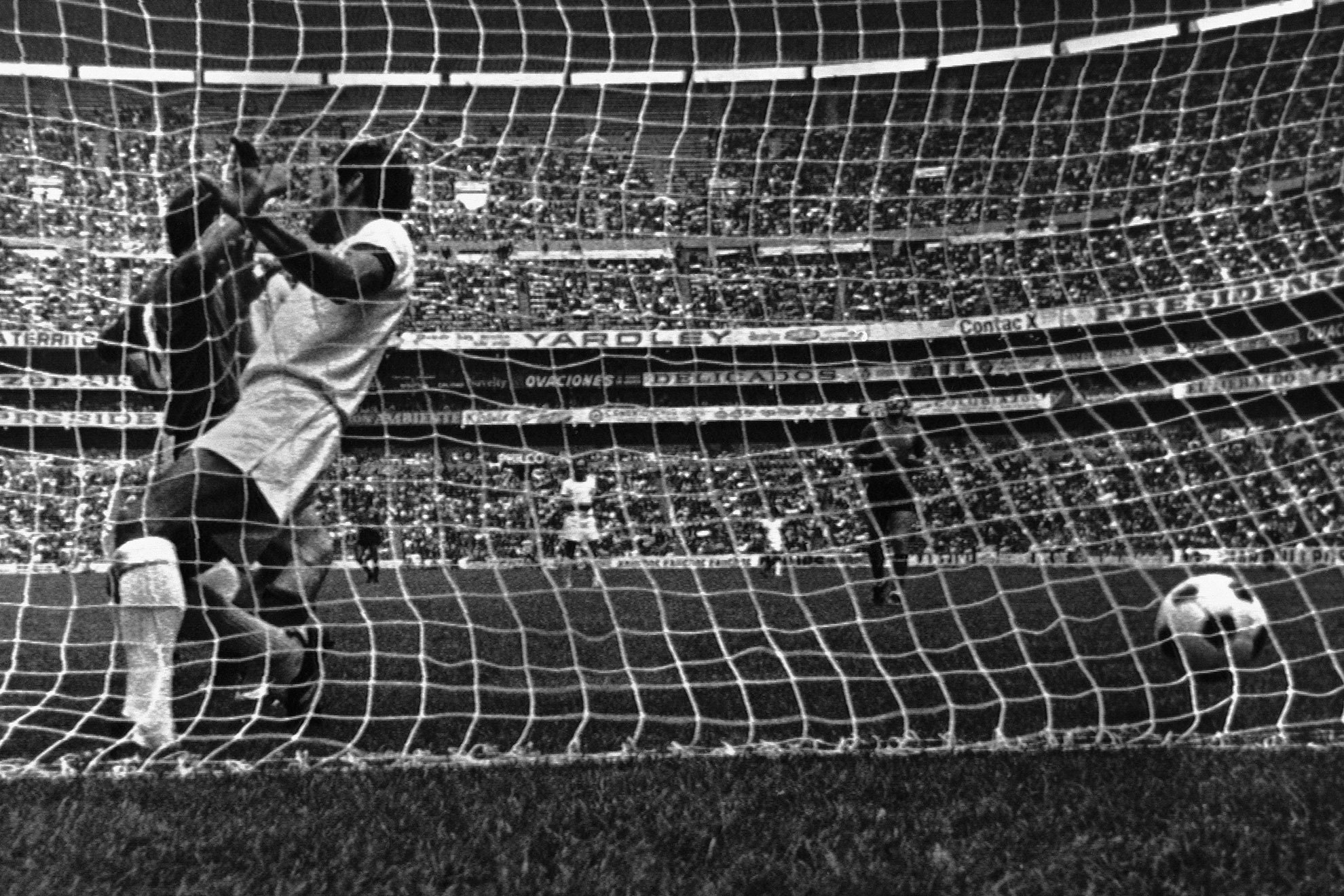 El Salvador en duelo ante Bélgica, en duelo de la Copa del Mundo de México 1970. | AP
