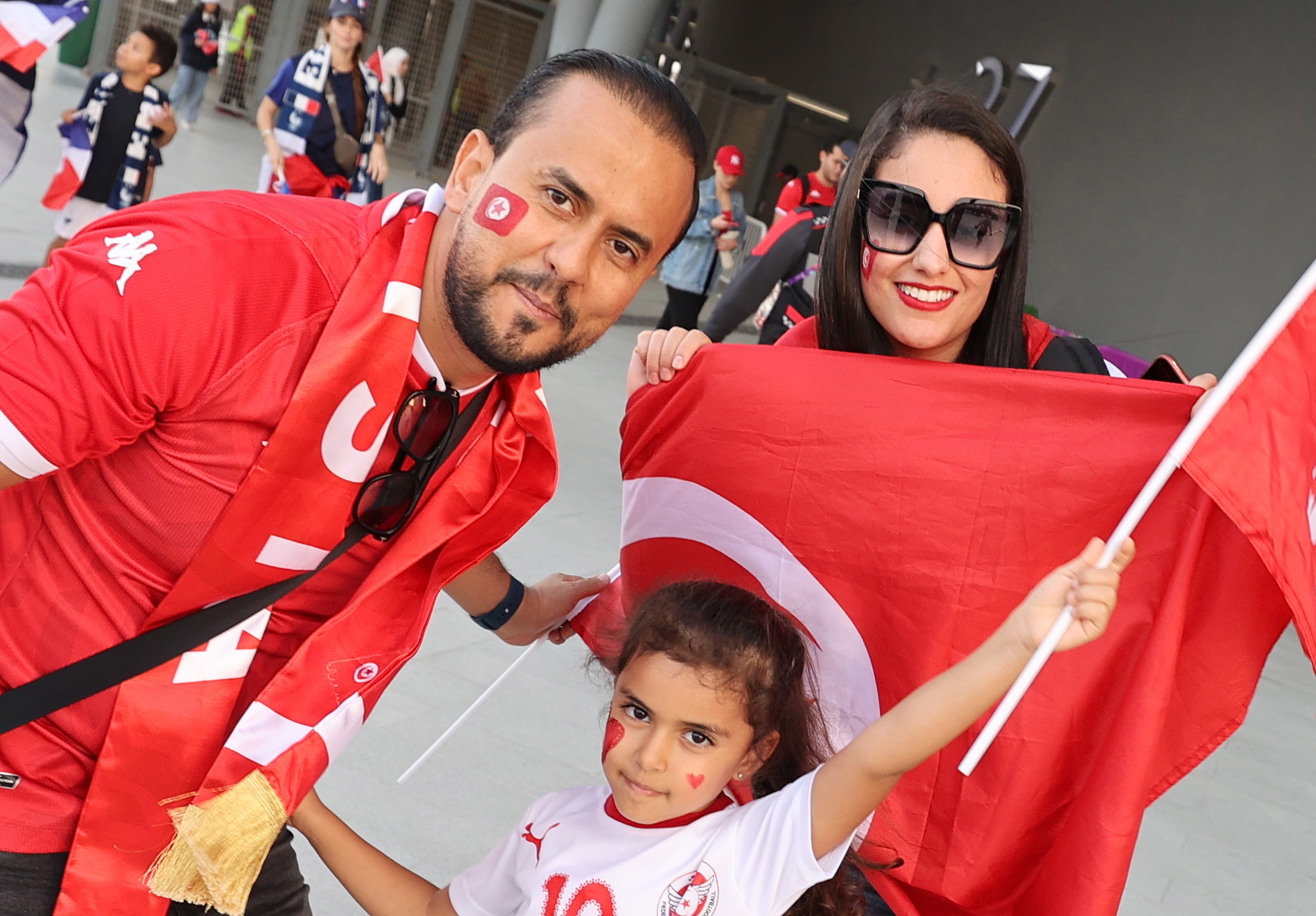 Doha (Qatar), 30/11/2022.- Supporters of Tunisia arrive for the FIFA World Cup 2022 group D soccer match between Tunisia and  lt;HIT gt;France lt;/HIT gt; at Education City Stadium in Doha, Qatar, 30 November 2022. (Mundial de Fútbol, Francia, Túnez, Túnez, Catar) EFE/EPA/Mohamed Messara