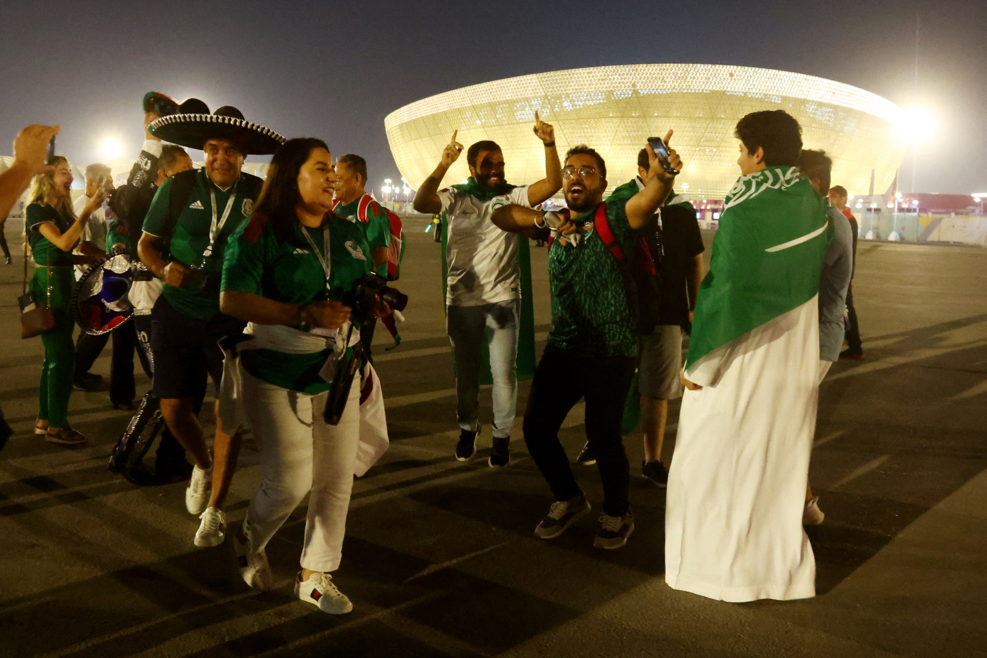 Aficionados mexicanos conviven con árabes previo a la jornada 3 de Qatar 2022 | Reuters