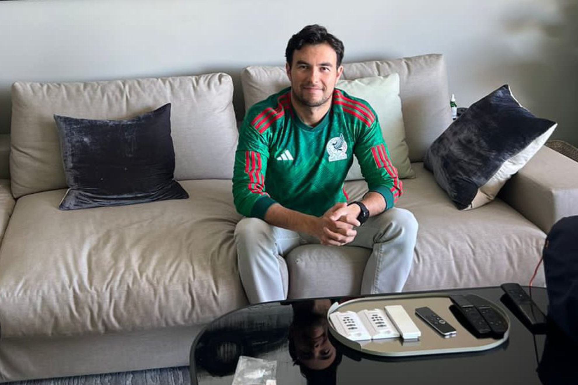 Checo Pérez apoyando a México en el duelo ante Arabia Saudita en Qatar 2022 | @SChecoPerez